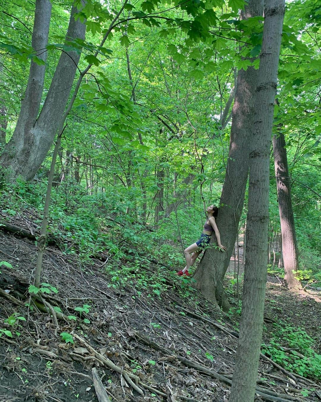 アヤカ・ウィルソンさんのインスタグラム写真 - (アヤカ・ウィルソンInstagram)「Grounding🌱Earthing🌱Feeling all the energy from the Mother Earth 🤍  今日はランニングの後に友達とトロント都内にあるデイビッド公園のトレッキングコースの一部を散歩してきたよ🌱👣  普段は芝生でグラウンディングしてるんだけど、林の中だと一段と地球のエネルギー感じれて最高だった🌱🤍 魂を落ち着かせてすべてとひとつになるの。  私の体はいつかこの地に帰るんだ♡  #grounding  #earthing #グラウンディング」5月23日 3時37分 - ayakawilson_official