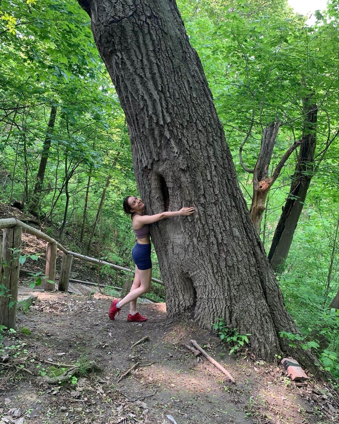 アヤカ・ウィルソンのインスタグラム：「Grounding🌱Earthing🌱Feeling all the energy from the Mother Earth 🤍  今日はランニングの後に友達とトロント都内にあるデイビッド公園のトレッキングコースの一部を散歩してきたよ🌱👣  普段は芝生でグラウンディングしてるんだけど、林の中だと一段と地球のエネルギー感じれて最高だった🌱🤍 魂を落ち着かせてすべてとひとつになるの。  私の体はいつかこの地に帰るんだ♡  #grounding  #earthing #グラウンディング」