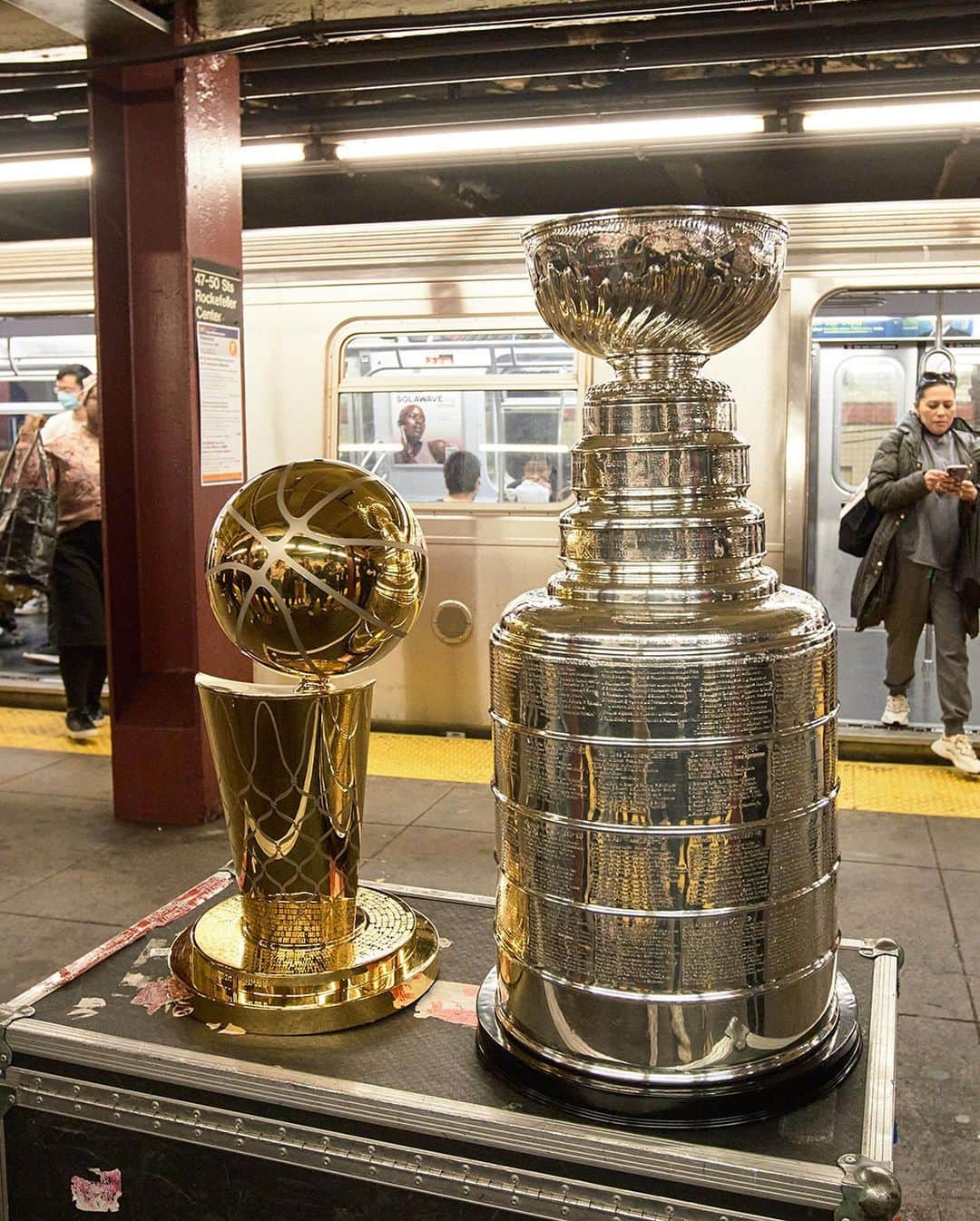 NBAさんのインスタグラム写真 - (NBAInstagram)「Grabbing a bite and seeing the sights with @stanleycup ✅   Another one ticked off @nbafinalstrophy’s Bucket List before Game 1 on June 1st!」5月23日 3時48分 - nba