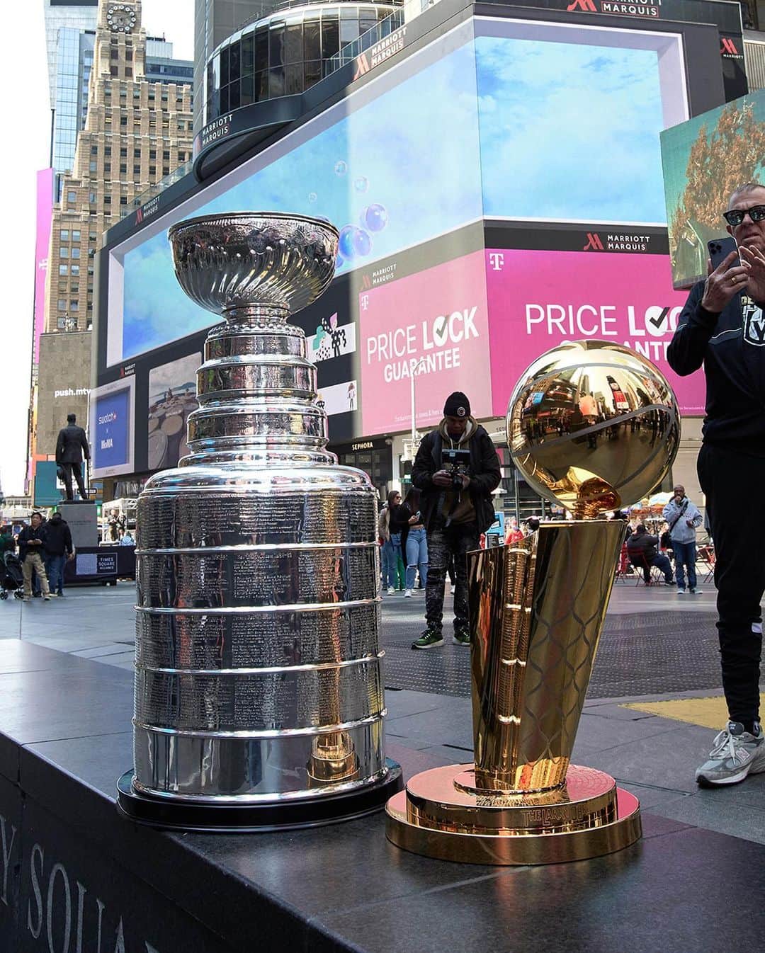 NBAさんのインスタグラム写真 - (NBAInstagram)「Grabbing a bite and seeing the sights with @stanleycup ✅   Another one ticked off @nbafinalstrophy’s Bucket List before Game 1 on June 1st!」5月23日 3時48分 - nba