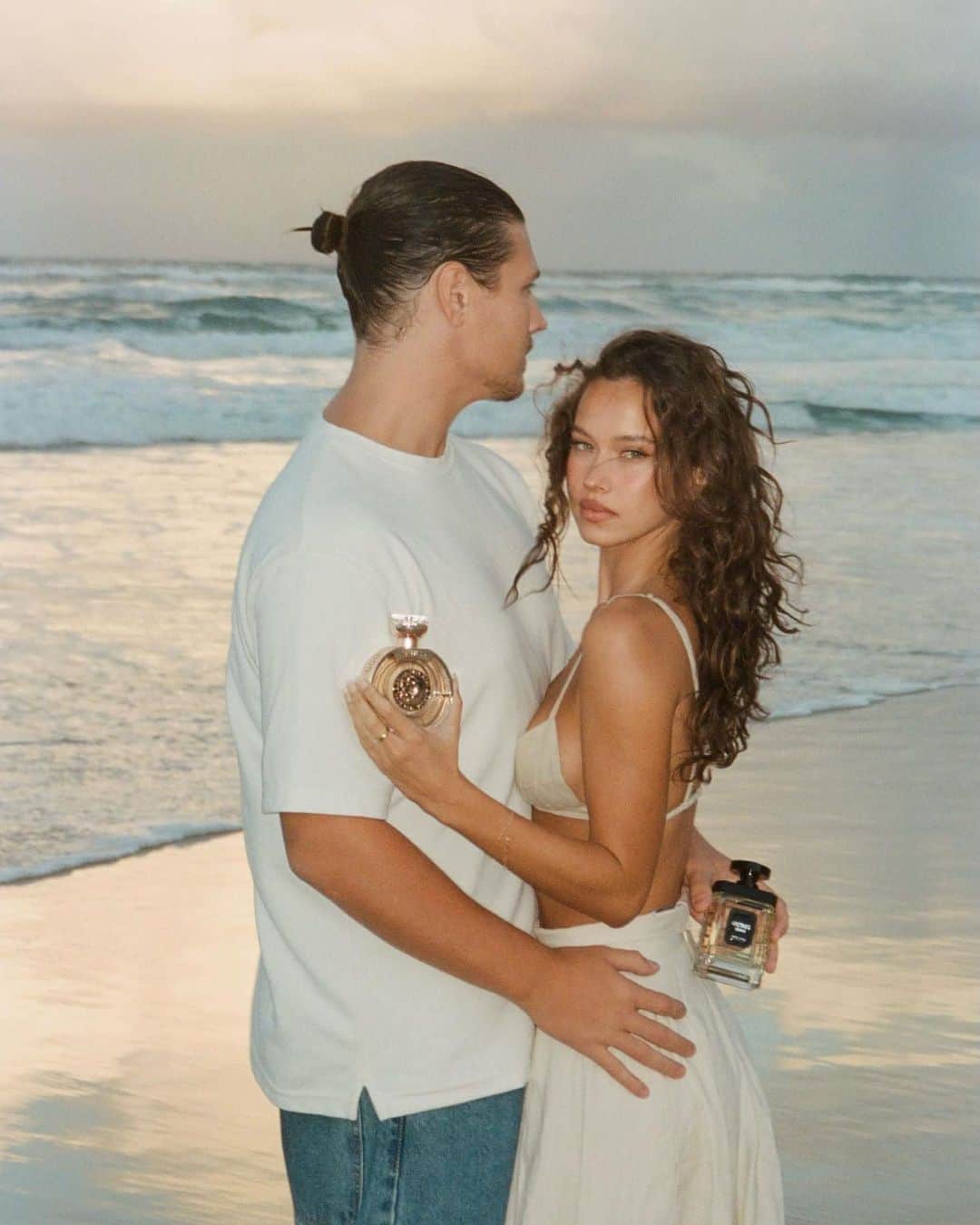 ゲスのインスタグラム：「Summer romance with #GUESSFragrance 🤍」