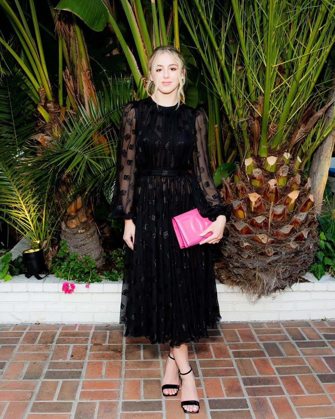 クロエ・ルーカジアックのインスタグラム：「One more 💗 obsessed w/ this entire look #DolceGabbana #DGLogoBag #DGFamily」