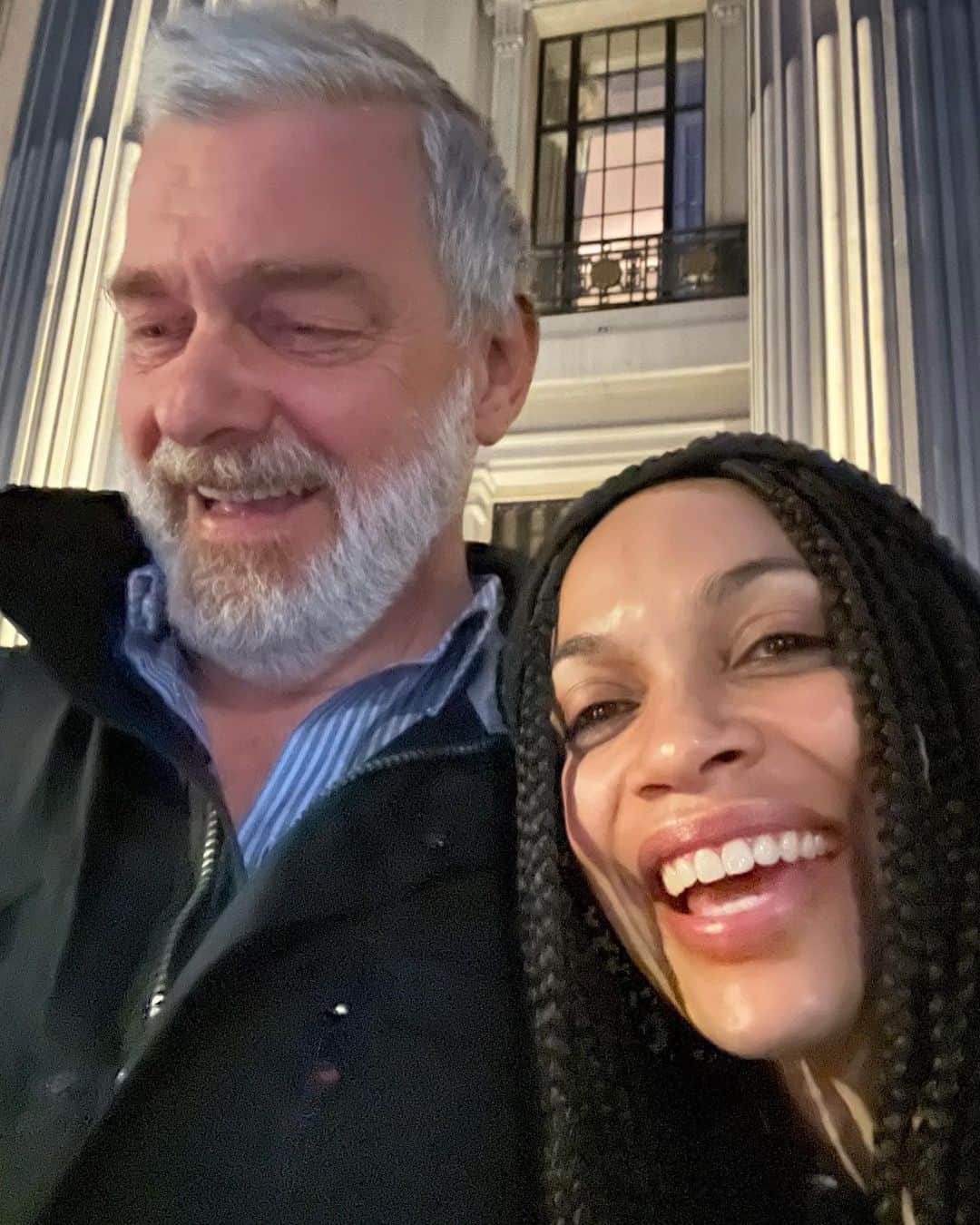 ロザリオ・ドーソンのインスタグラム：「A giant of a man… @officialraystevenson_ , stunned and reeling from this tragic, devastating news. Gone too soon from this world.  At a loss for words… just wanted to mark this moment and share your ever ready and present smile. Love you forever. Holding your family in my heart.  #LegendsNeverDie」