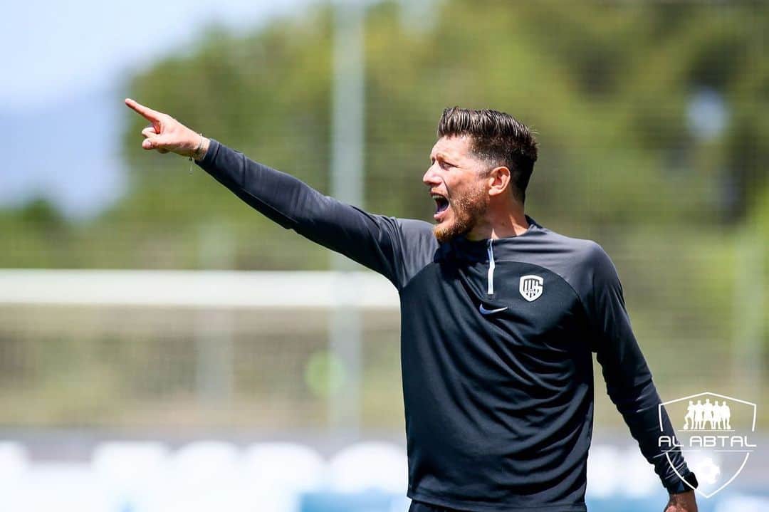 セバスチャン・ポコニョーリのインスタグラム：「Seizoen 2022-23 ✅ Année positive ,intense et enrichissante @krcgenkjeugd 🔵⚪️」