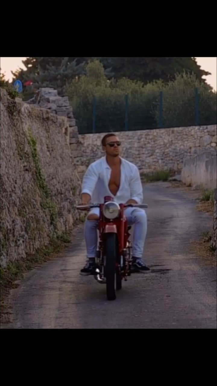 アダム・センのインスタグラム：「Searching for fix and flip properties in the white city of Ostuni, Italy hits a little different. 🇮🇹 🏡 🏍️💨   #italy #property #design #realestate #home #ostuni #summerhome」