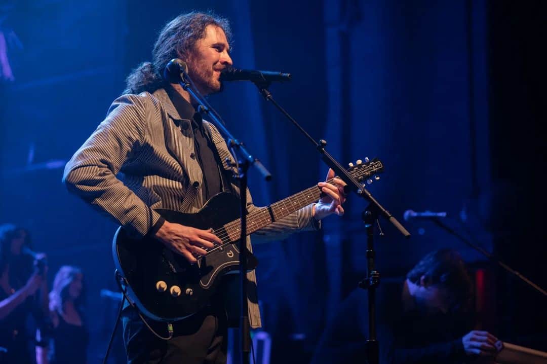 ホージアのインスタグラム：「I’ve spent much time and have a lot of fond memories in your city, Toronto - thanks for adding one more. See you again soon 🖤  📷 Tom Pandi」