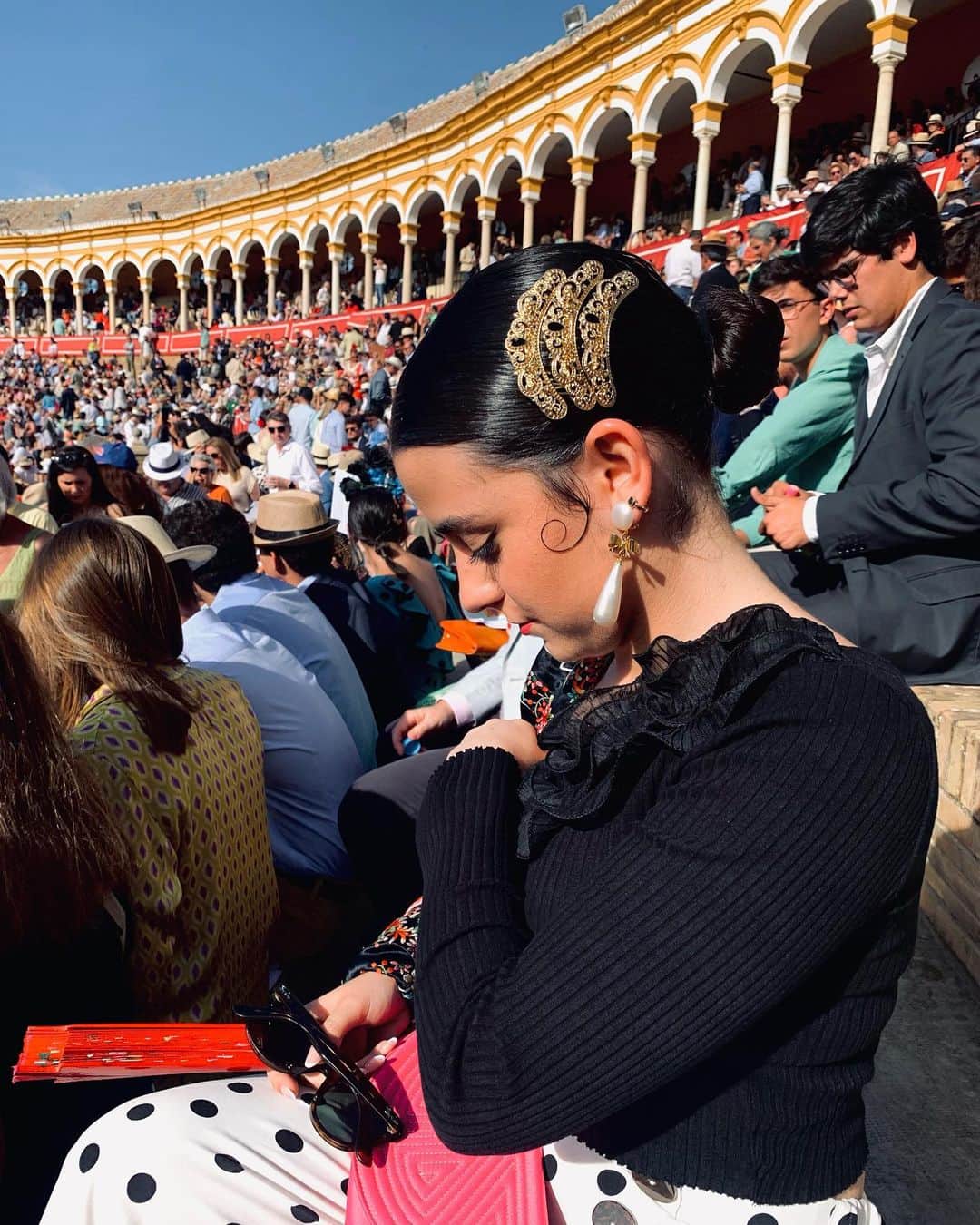 CLAUDIA. LA UTRERANAのインスタグラム：「Una tarde especial sobre todo en la ultima foto ( el hombre está muy feliz de haber salido en la foto 😂🙆🏻‍♀️) 🪭🎼❤️」
