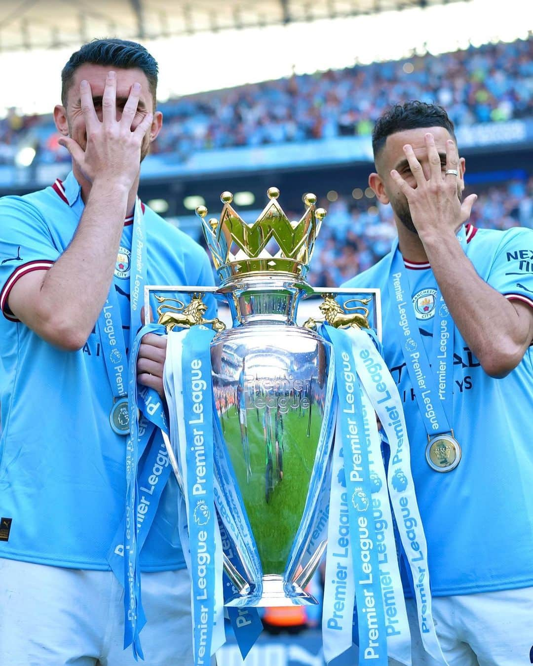 リヤド・マフレズさんのインスタグラム写真 - (リヤド・マフレズInstagram)「Winning both on and off the pitch 🩵 Proud of this record & blessed to be able to enjoy this very special 5th @premierleague title with my people ❤️ Thank you fans for always believing in us and being part of this too. 🏆🏆🏆🏆🏆 More to come in sha Allah 🤲🏼 Come on City !!」5月23日 4時37分 - riyadmahrez26.7