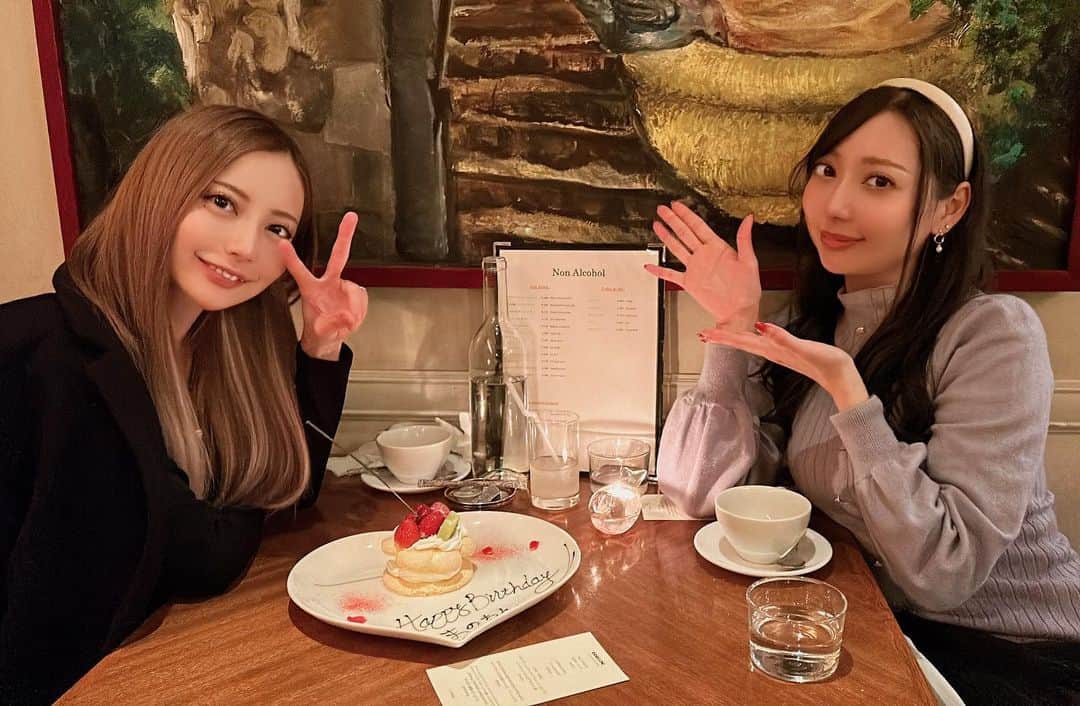 真野ゆりあのインスタグラム：「. 先日みうたんが少し早めの お誕生日のお祝いしてくれた🤭🤍 . . もう出会って7.8年ぐらい経つけど 今でもこうしてお互いのお誕生日を お祝いし合えるのがめちゃくちゃ嬉しい🥰 . いつもありがとうー✨ . . #お誕生日会  #キャバ嬢  #ノンアルキャバ嬢  #六本木 #元セクシー女優  #フォロワー増やしたい  #コメント大歓迎  #youtuber #followme  #instagood  #tagsforlikes #japanesegirl」