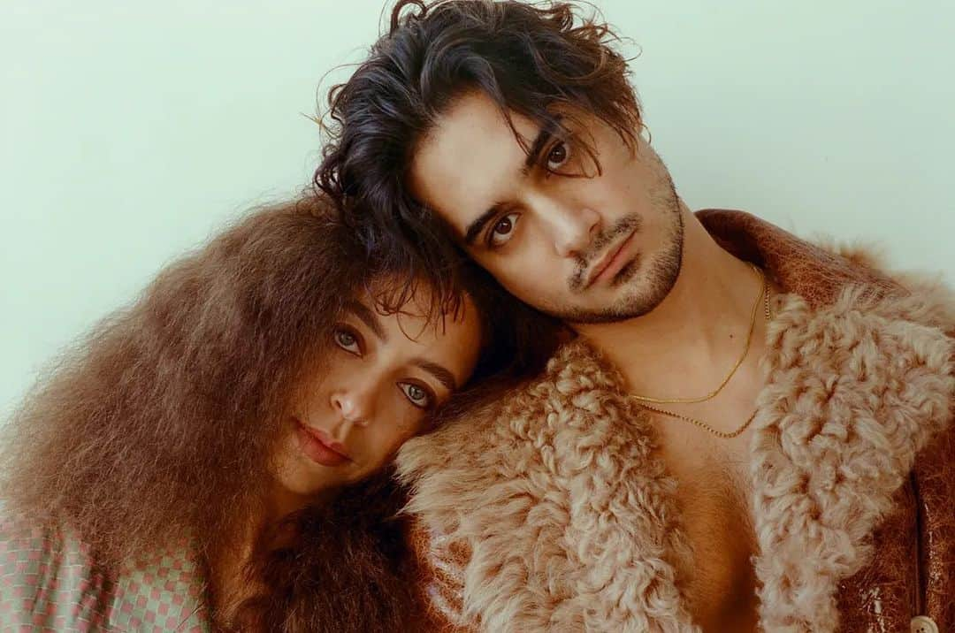 アヴァン・ジョーギアのインスタグラム：「Mouse et Mooney • I forgot to say Door Mouse is on @hulu in my last post. It’s on Hulu. @jogia and I ransacked our closets for this shoot and unbeknownst came with the same vibe」