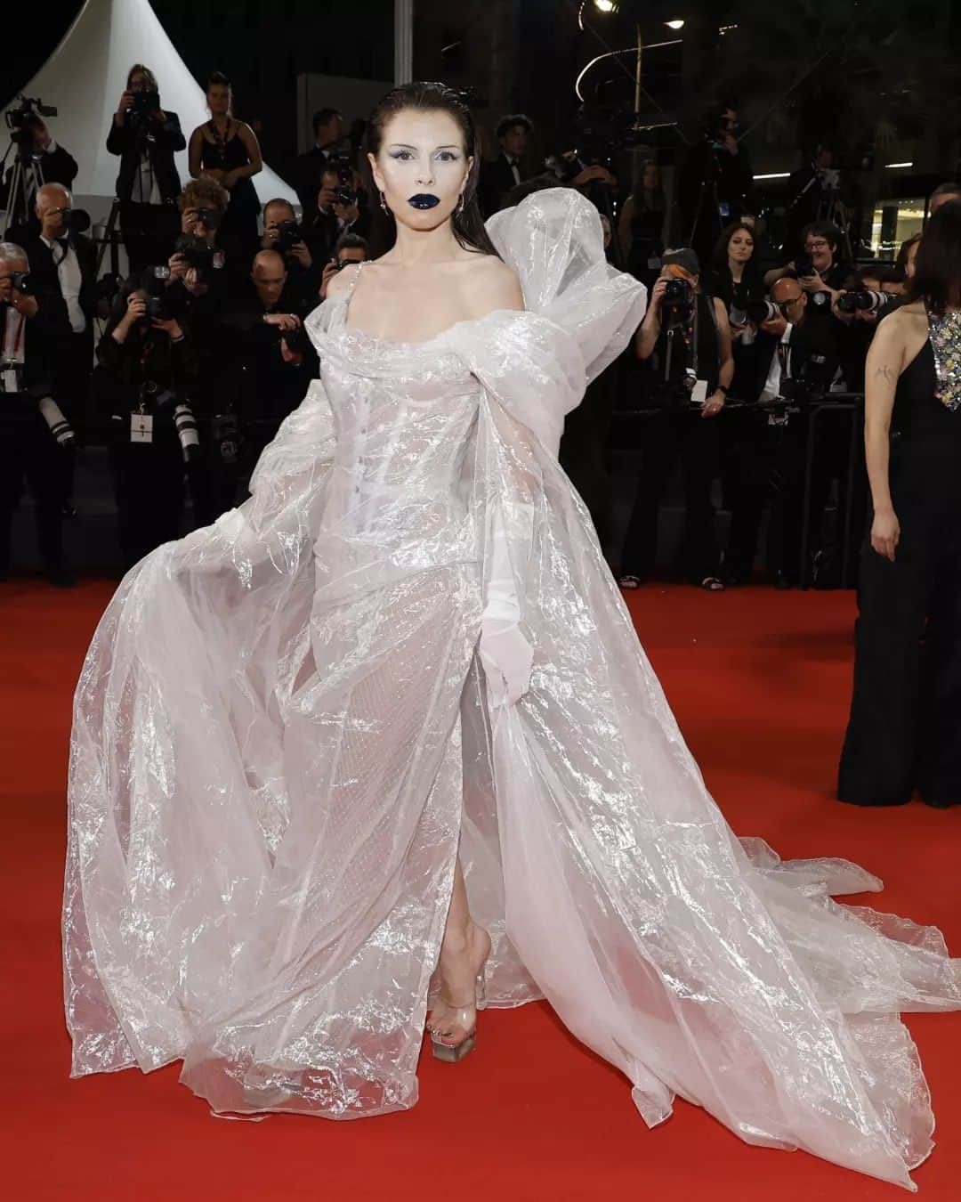 Vogue Españaさんのインスタグラム写真 - (Vogue EspañaInstagram)「Los looks de @juliafox nunca dejan indiferente a nadie, y el que ha escogido para acudir a la premiere de 'The Idol' en #Cannes2023 no podía ser menos 🔥」5月23日 5時00分 - voguespain
