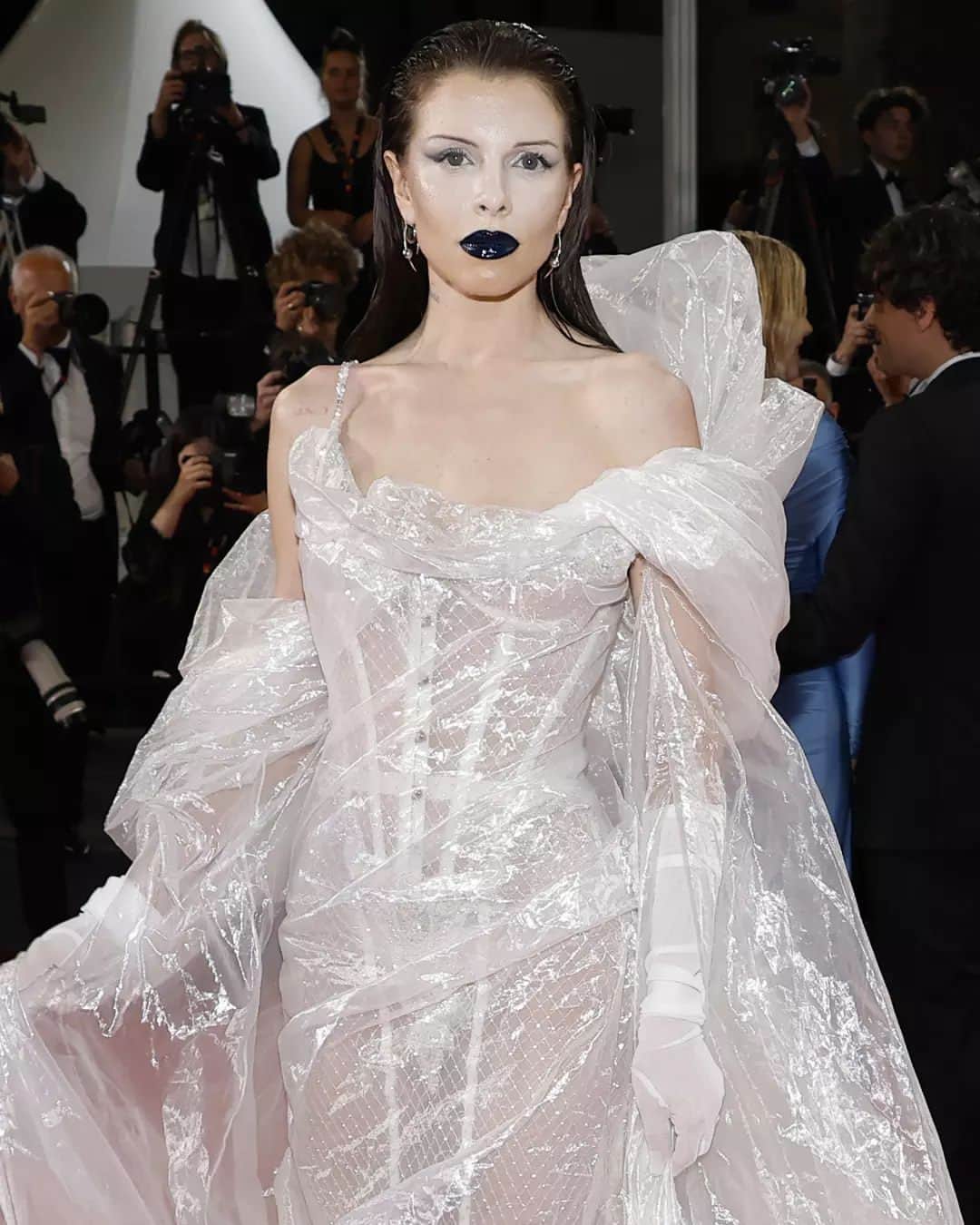 Vogue Españaのインスタグラム：「Los looks de @juliafox nunca dejan indiferente a nadie, y el que ha escogido para acudir a la premiere de 'The Idol' en #Cannes2023 no podía ser menos 🔥」