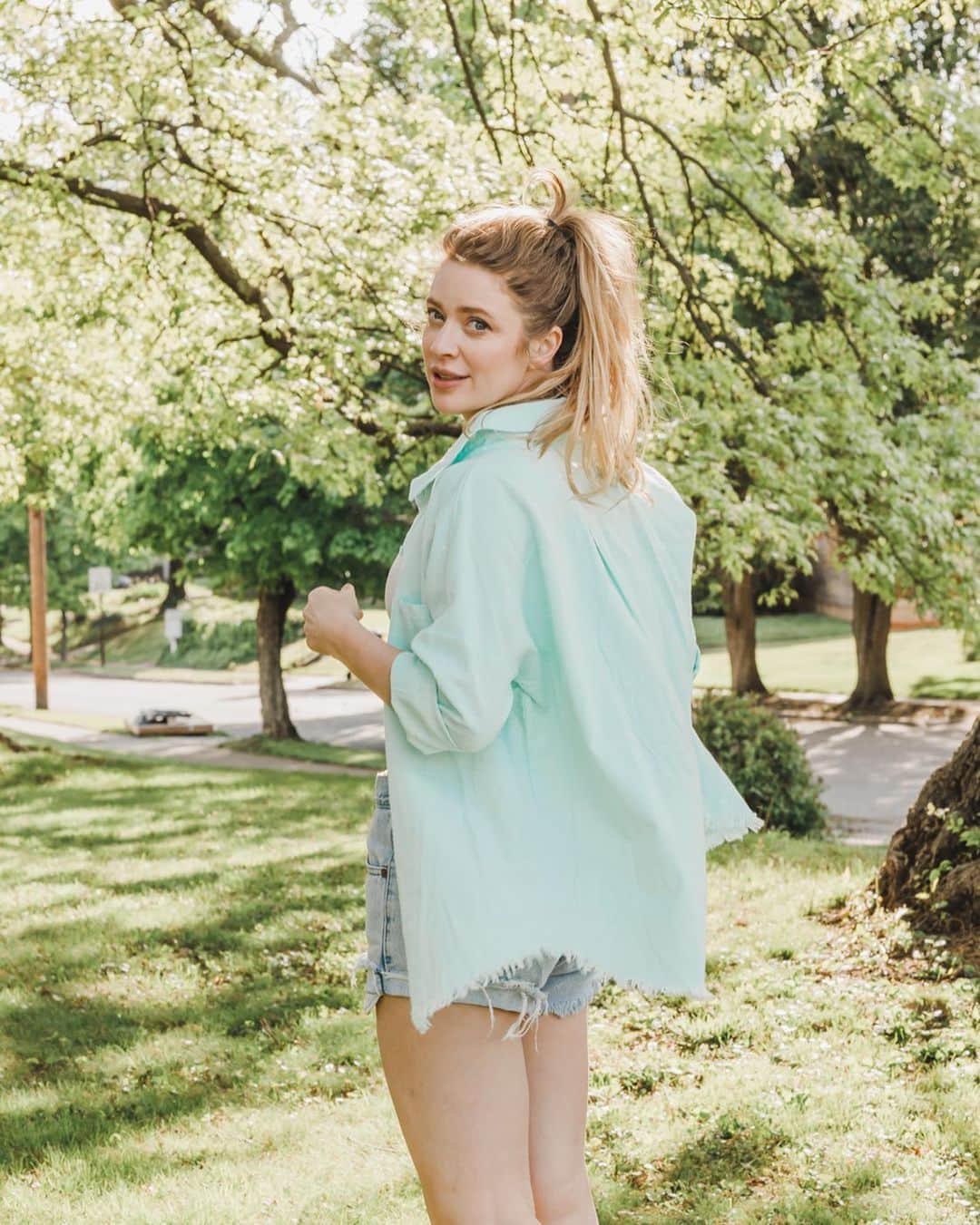 ローラ・カークパトリックのインスタグラム：「I’m looking back on this summer as being the best yet ! Willow and I have so many plans! I love the hem fray on this @mycountrygrace button up top!   #beachbound #summerstyle #cutoffs #mycountrygrace #rodswesternpalace #ofotd」