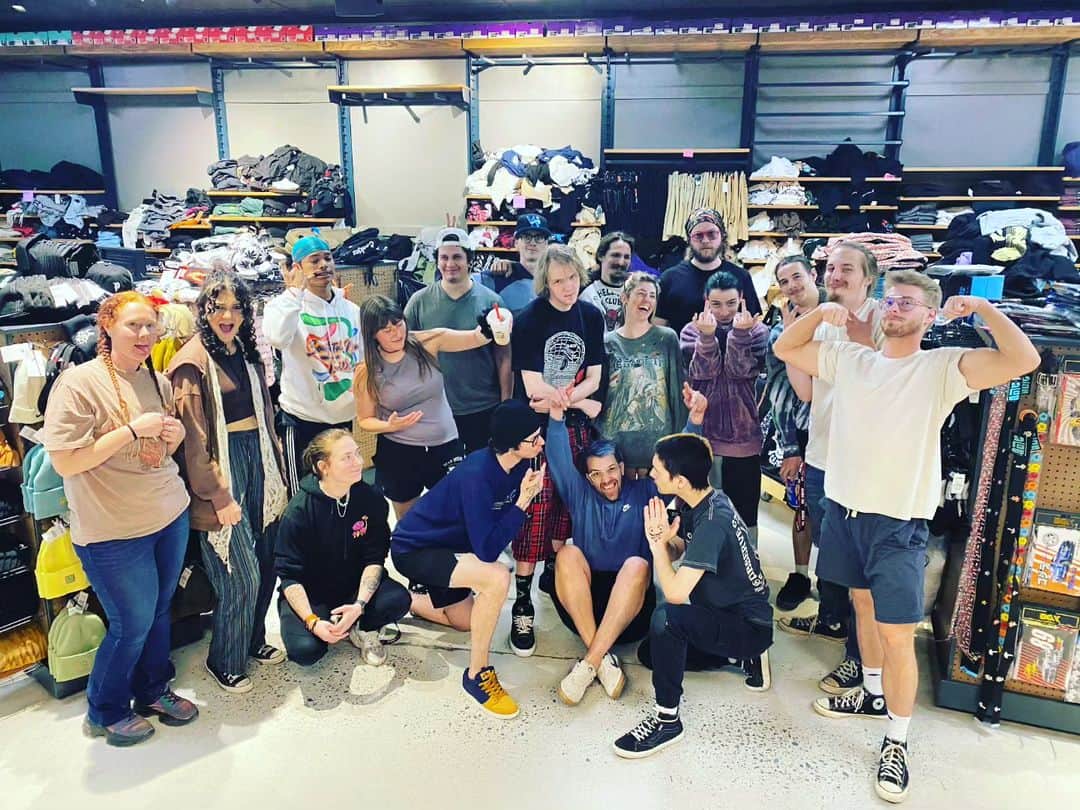 zumiezのインスタグラム：「The newest Zumiez, River Ridge is now open! Slide by and meet the crew 😎🙌」