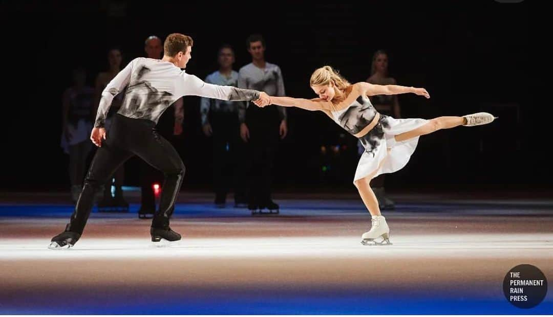 アレクサ・シメカさんのインスタグラム写真 - (アレクサ・シメカInstagram)「⭐️🖤 #soifamily #tour #friends #figureskating #springtime  📸 @timothynguyenphoto」5月23日 5時25分 - alexa_knierim