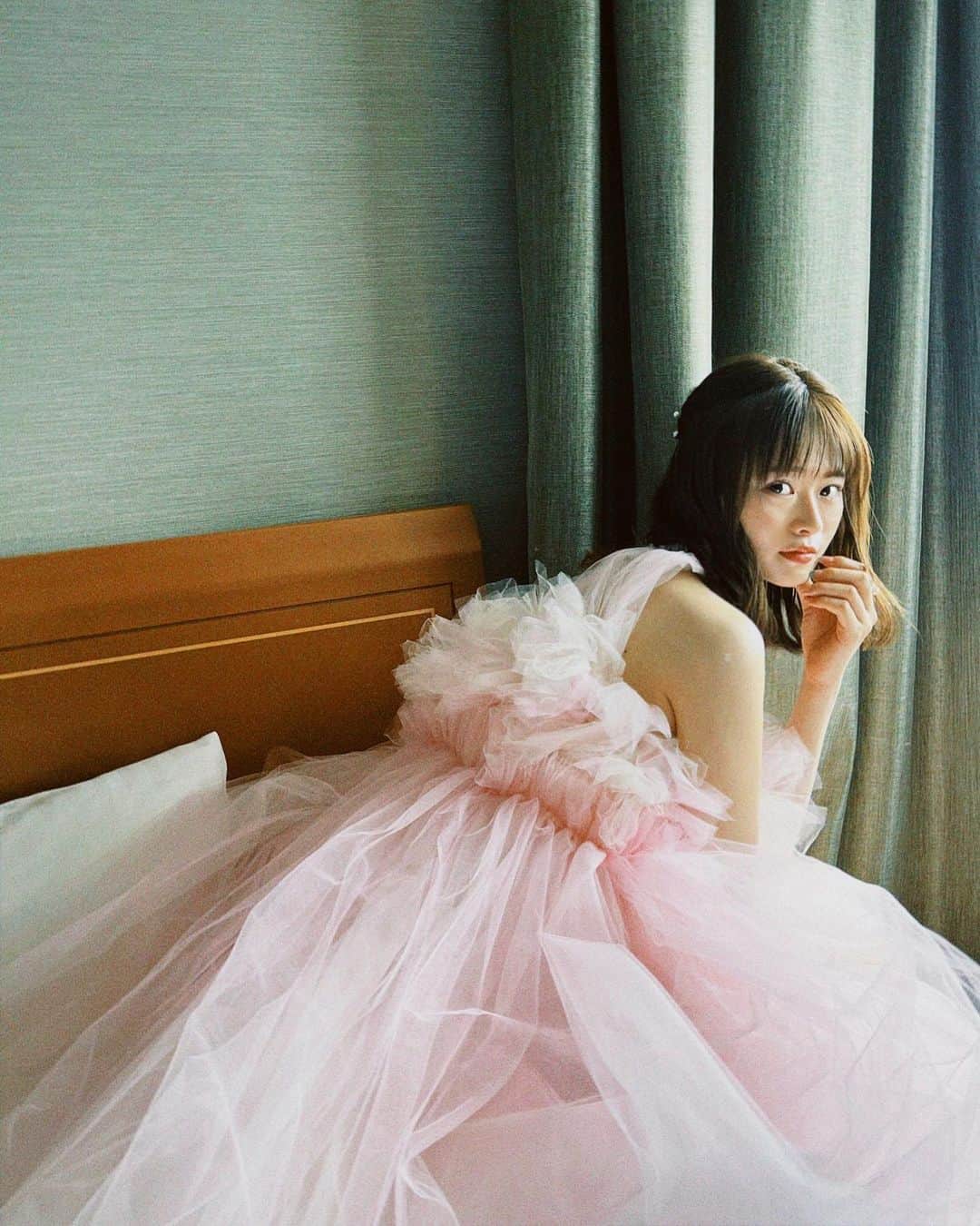 のインスタグラム：「. 2023.05.21◾️ 26th birthday event vol.1 dress @gypsy_____official  shoes @sergiorossi pierce @__ripsalis__ bangle @masaejewelry ring @pinkowlbijou_official 　  会場に来てくれたファンの皆さん、私がこういう感じで来るとは誰も予想してなかったと思う。意外だったでしょ？ 私もこんなに可愛いドレスを着る日が来るとは 思ってなかったです。着ながらびっくりしてた笑。  でもたまには冒険もしないとね☺︎」