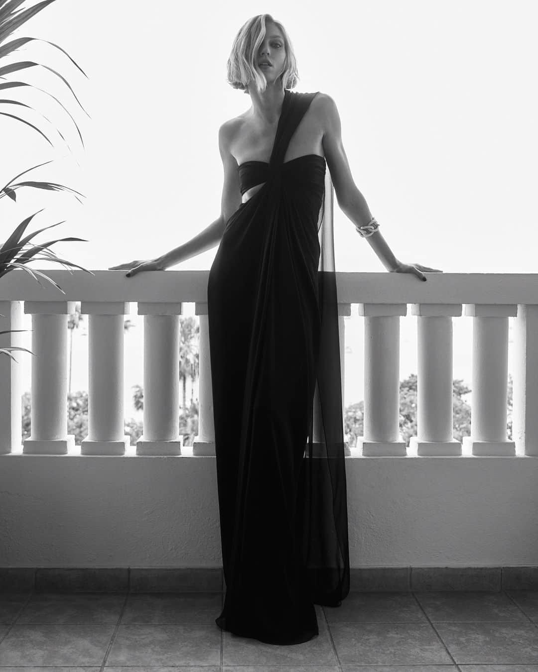 アニヤ・ルービックのインスタグラム：「#cannesfilmfestival  @ysl @anthonyvaccarello   @boucheron  PH. @saskialawaks」