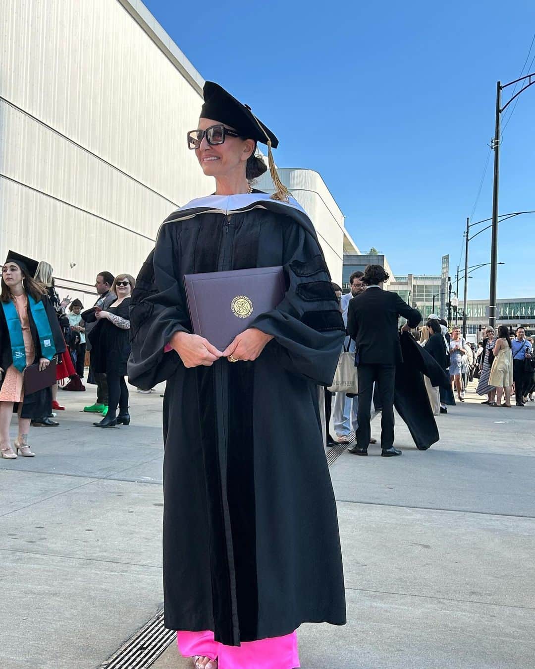 シンシア ローリーのインスタグラム：「The doctor will see you now… Thank you to The School of the Art Institute of Chicago for my honorary doctorate! My future was shaped by my early days here. I realize that education is a privilege & I will always be grateful for SAIC. Their commitment to self expression, big ideas, & big dreams has been my guiding light throughout my career and beyond ! #saic2023」
