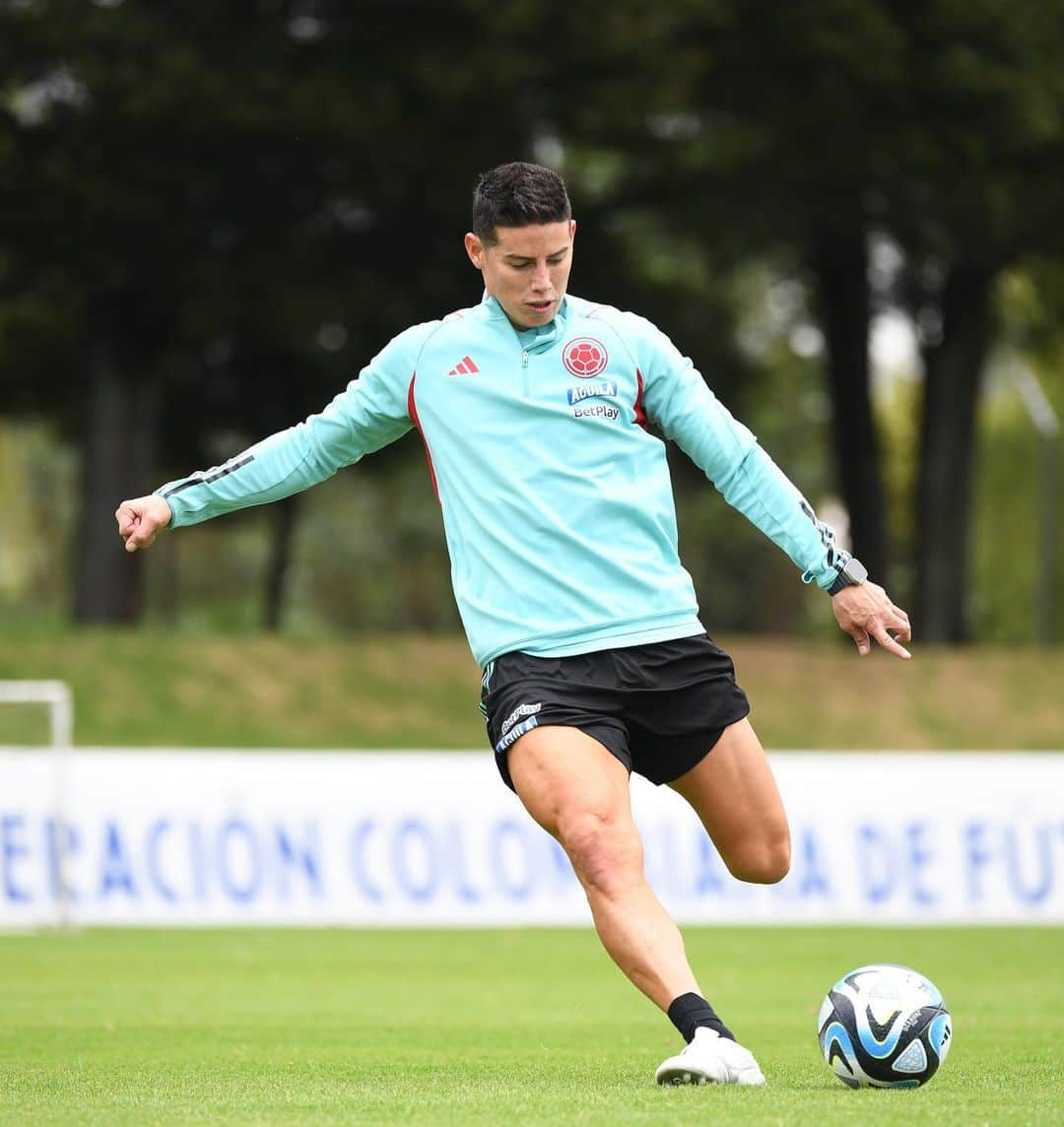 ハメス・ロドリゲスのインスタグラム：「Lunes de ⚽️. 🇨🇴🤝」