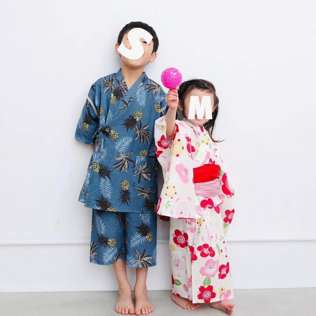 澤野井香里のインスタグラム：「甚平にお着替えして、お祭り2件はしごしたお祭りDay🪅🤭✨　  射的🔫に輪投げ、スーパーボールすくい✨ 豆つかみ🥢ではまさかのSに負けてしまう事態💔ε-(´∀｀; )  たくさん遊んで景品🎁もらって大満足の子供達と人混みにグッタリしてミイラみたいになってる私👻笑  これからお祭りや花火、たくさん夏のイベントあるから楽しみだなぁ💕  #ks_23✨ #関西ママ #京都ママ #男の子ママ #女の子ママ #ママライフ #ママリ #コドモノ  #7歳 #4歳 #お祭り #浴衣 #甚平 #ks_こどもとおでかけ #👦🏻👧🏻 #S⭐️_ #M🍒_  #s⭐️m🍒」