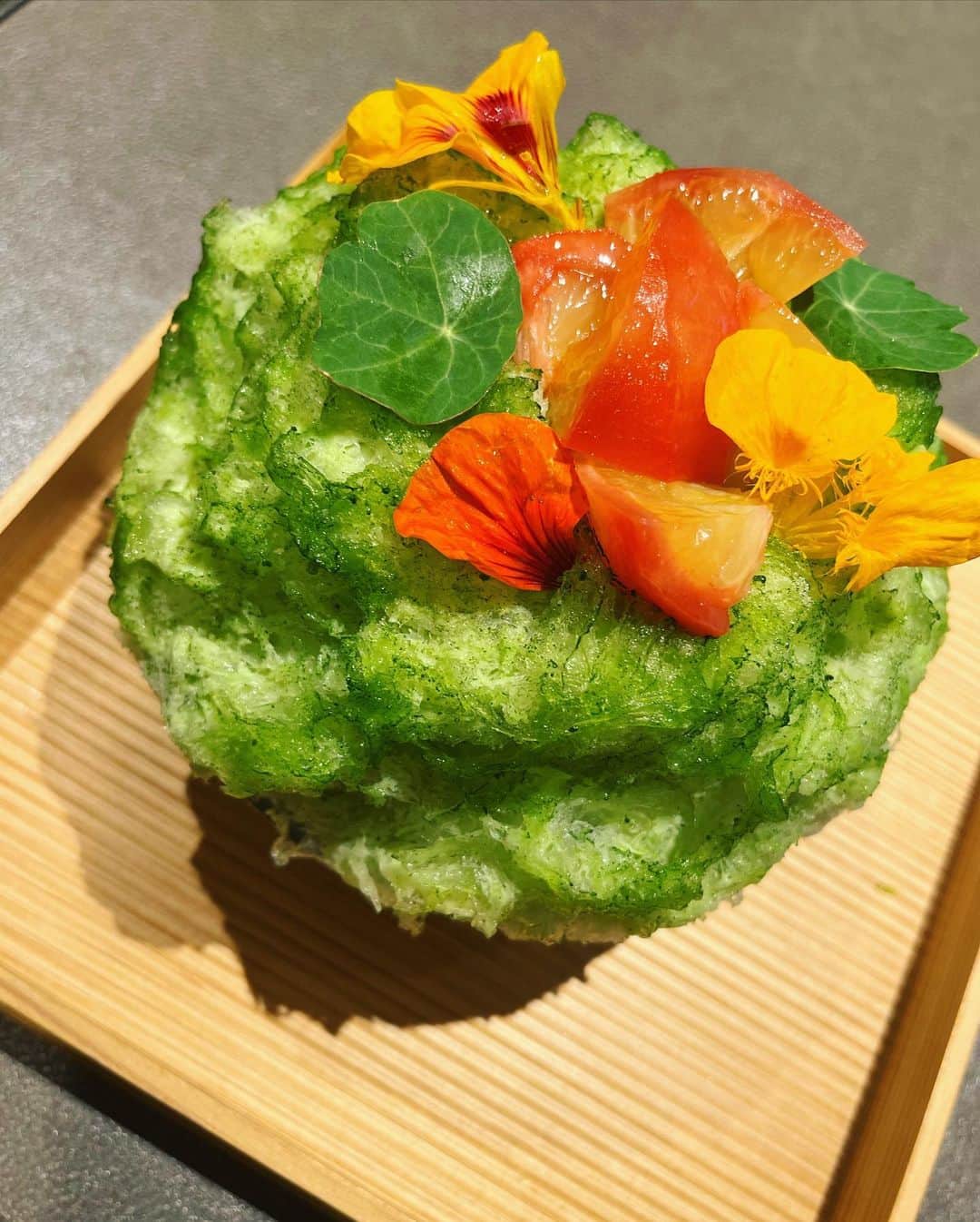 白河雪菜さんのインスタグラム写真 - (白河雪菜Instagram)「#成城 #デギスタシオン さんで#氷活  エメラルドインペリアル🍧(メロンとミント) beaute🍧(ゴマとキウイ、ルバーブ) ヴェール🍧(クレソンと小夏) ハモン・デ・テルエル🍧(生ハムとトマト) スパニッシュ🍧(パプリカターメリックと海老) 西瓜🍧(緑茶ベース)  氷が繊細で、味は複雑だけどまったく重くなくておいしかったー！！ 西瓜が優勝🏆 生ハムもうすーくてチーズと合う！！  来週も行くから今度は生ハムメロンをいただく予定☺︎  #かき氷 #かき氷巡り #かきごおりすと  #かきごーらー #東京かき氷  #かき氷好きな人と繋がりたい」5月23日 16時41分 - yukina456