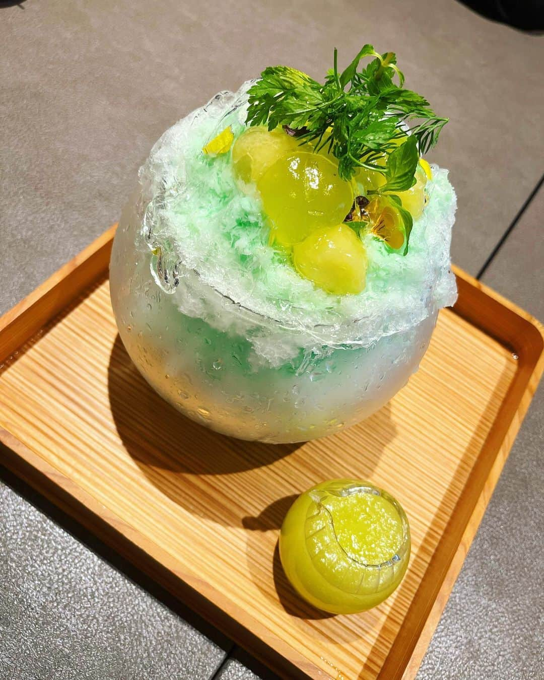 白河雪菜のインスタグラム：「#成城 #デギスタシオン さんで#氷活  エメラルドインペリアル🍧(メロンとミント) beaute🍧(ゴマとキウイ、ルバーブ) ヴェール🍧(クレソンと小夏) ハモン・デ・テルエル🍧(生ハムとトマト) スパニッシュ🍧(パプリカターメリックと海老) 西瓜🍧(緑茶ベース)  氷が繊細で、味は複雑だけどまったく重くなくておいしかったー！！ 西瓜が優勝🏆 生ハムもうすーくてチーズと合う！！  来週も行くから今度は生ハムメロンをいただく予定☺︎  #かき氷 #かき氷巡り #かきごおりすと  #かきごーらー #東京かき氷  #かき氷好きな人と繋がりたい」