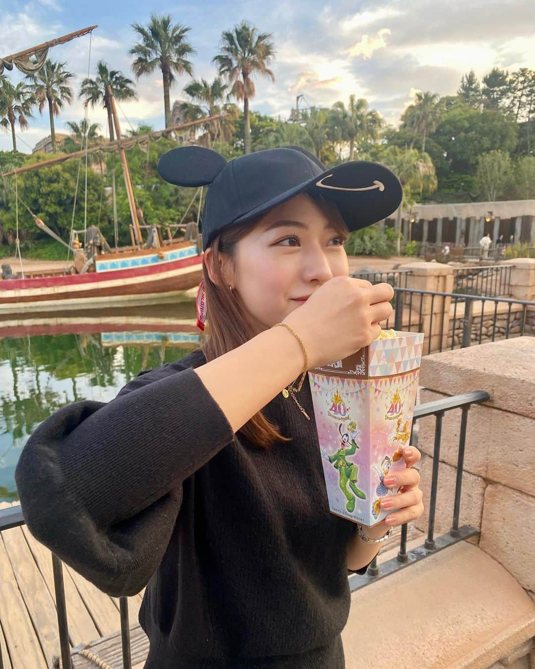 小野寺結衣さんのインスタグラム写真 - (小野寺結衣Instagram)「・ ⁡ ⁡ ⁡ ディズニーのポップコーン🍿は ずば抜けてカレーがすき🌶️ ⁡ ⁡ みなさんは...☺️？ ⁡ ⁡ ⁡ ⁡ 撮影 : かみむー (@saekokamimura ) いろんな角度からたくさん撮ってくれて ありがとう🤣 ⁡ ⁡ ⁡ ⁡ ⁡ #ディズニーシー #ポップコーン  #TDS #40周年 #🐭 #🏰 #上村彩子 #小野寺結衣  ----------------------------- #ピアス ▶︎ #agate #ブレスレット ▶︎ #limely #ライムリー @thelimely  金属アレルギーにも対応の肌に優しいアクセサリー #316l #サージカルステンレス #ネックレス ＆ #リング ▶︎ #Tiffany」5月23日 16時41分 - yui_onodera0831