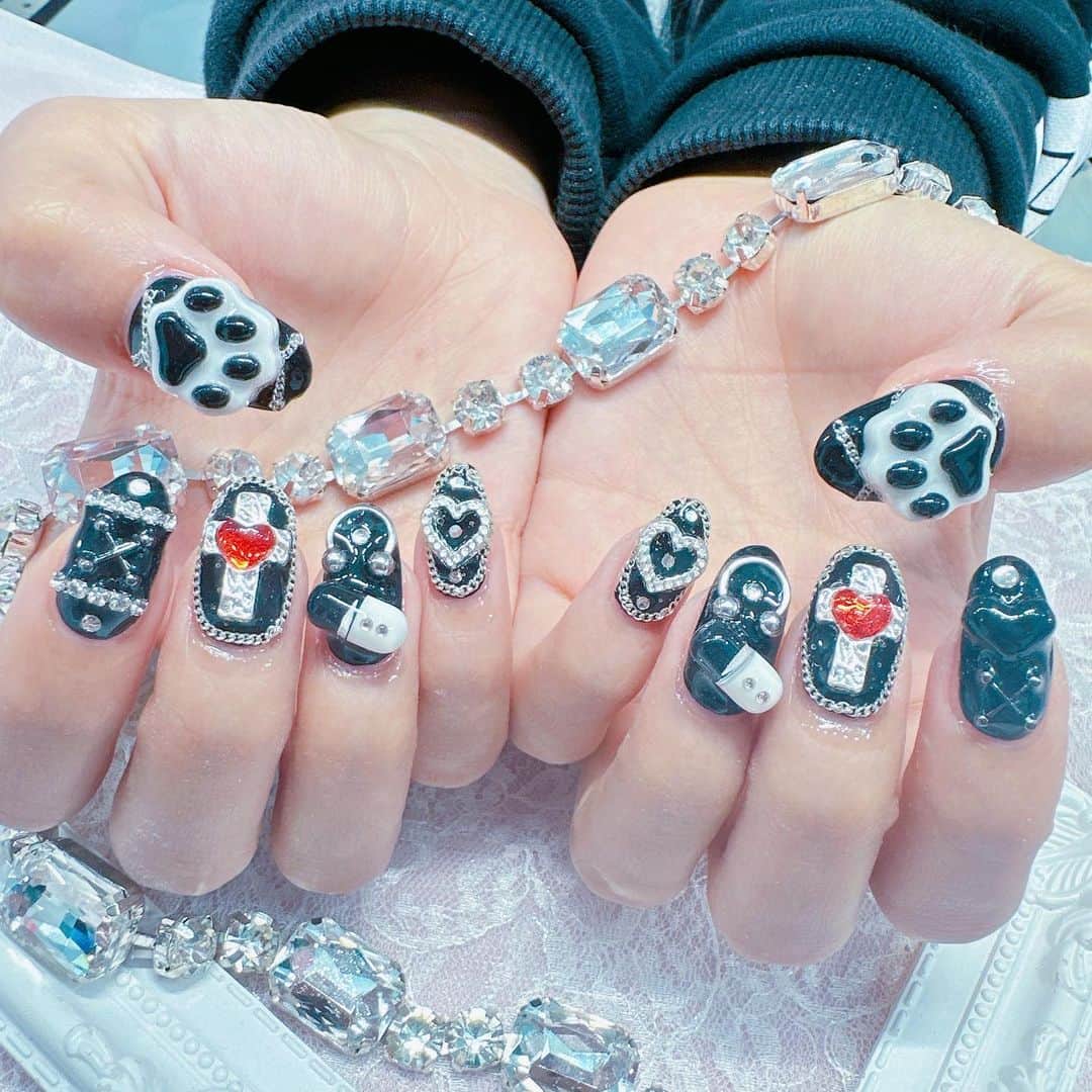 ゆえるのインスタグラム：「💅𝐍𝐞𝐰 𝐧𝐚𝐢𝐥𝐬🐾  #キラキラネイル #強めネイル  #アイドル #コスプレイヤー #モデル  #被写体 #角色扮演 #闇属性 #サブカル #派手髪  #fashion #kawaii #cyberkawaii  #japanesegirl #anime #photography  #follw #followｍe #idol #artist #model #cosplayer」