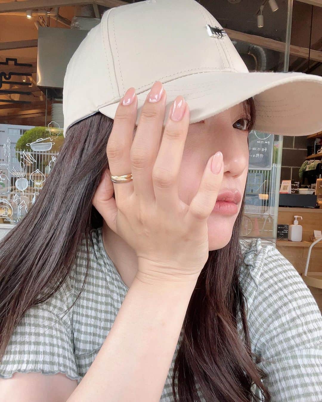 森川侑美のインスタグラム：「キャップとネイルとリップと ベージュカラー揃った🐖🩵  @rmkofficial の ザマットリップ01番のベージュカラー、ずっとsoldoutで かれこれ半年待ちの先日ようやくゲット出来た時嬉しかった🥰  今日は半袖だと肌寒い..🤧  #ベージュネイル#ベージュリップ #rmk#ザマットリップカラー01」