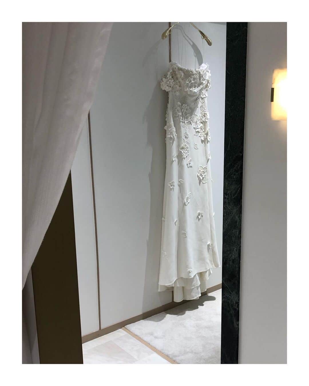 NOVARESE Dress Officialのインスタグラム：「⁡ 1500枚以上のジョーゼットの花びらで飾られたドレスは、AW23のOscar de la Rentaのコレクションから ⁡ ロマンチックなムードのドレスのご案内が開始します ⁡ お問い合わせ、試着予約はノバレーゼ銀座まで ⁡ Dress: 23FBE002CPS (Oscar de la renta) @oscardelarenta @novaresewedding  ⁡ #ノバレーゼウエディング #ノバレーゼ #ノバレーゼドレス #プレ花嫁 #東京花嫁 #関西花嫁 #名古屋花嫁 #広島花嫁 #福岡花嫁 #ウエディングドレス #ノバレーゼ花嫁 #novaresewedding #novarese #oscardelarenta」