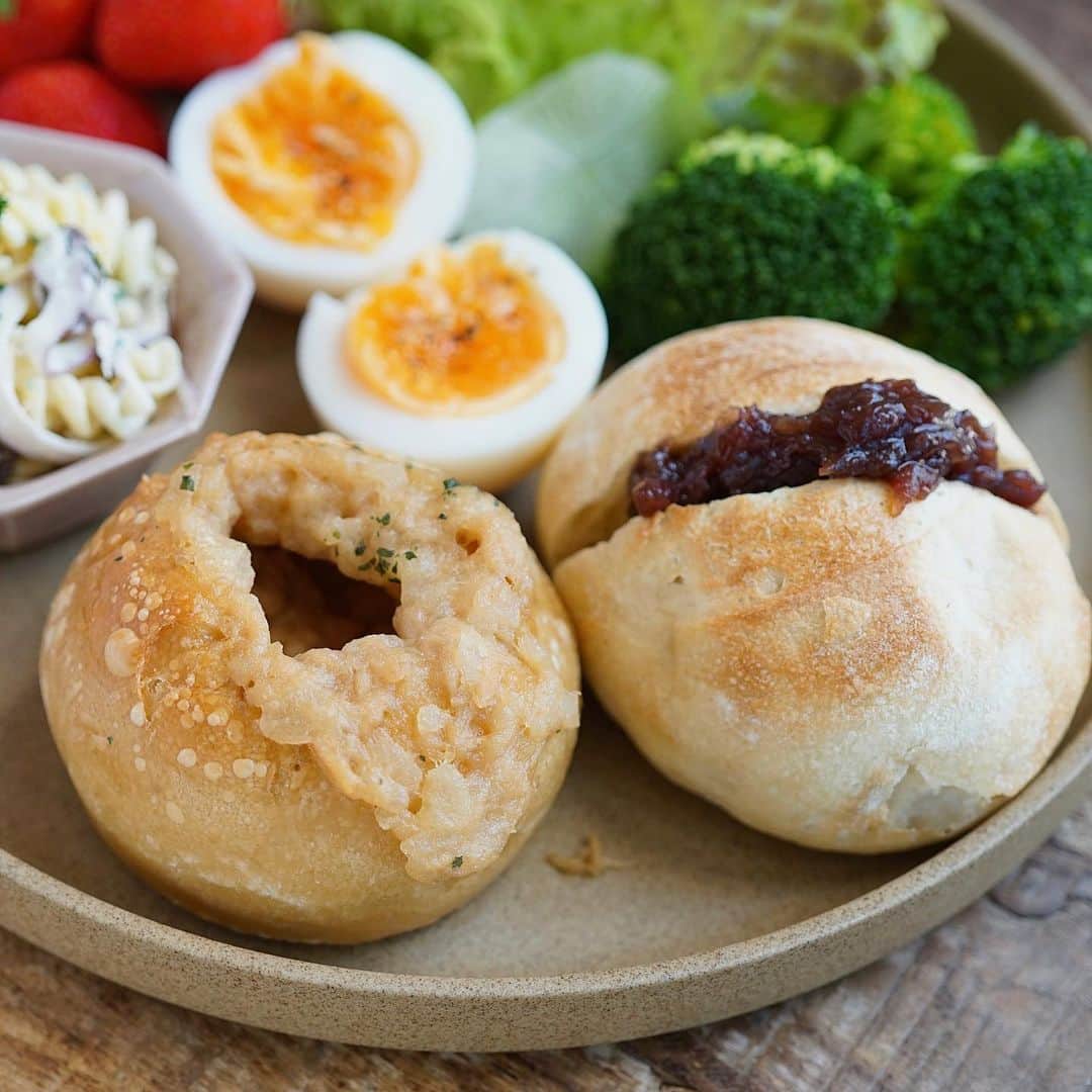 hirokoさんのインスタグラム写真 - (hirokoInstagram)「🌱2023.5.23（火）☀️‪𓂃 𓈒𓏸 ✽.｡.:*・ﾟ #いつもの朝ごはん ⁡ Pan& @stylebread1923 さんの #惣菜パン 「香ばしツナフランス」 定番の「ナチュール」 ⁡ ナチュールはPan&の中でお気に入りのパン 甘い・おかず・スープのつけパン... なんにでも合うシンプルなパン 今日は甘い（あん）で ⁡ もうひとつ「香ばしツナフランス」 醤油が香る生地にツナフィリングがたっぷり チーズをのせて焼いても美味しかも🤤 ⁡ menu📝 ▪︎ パン2種 ▪︎ 茹でたまご ▪︎ クルクルペンネのサラダ ▪︎ グリーンサラダ ▪︎ フルーツ🍓  ハイライトの「Pan&」から 「Pan&」サイトへ直接🔗へ飛べま〜す*⋆✈︎  ⁡ ⁡ ⁡ ........The end 🍴☕️ #おうちでパンド #パンドアンバサダー #パンドフレンズ  #パンド焼きました #パンド #pand  #お取り寄せパン #冷凍パン#hiroponの朝ごはん #朝ごはん #朝食 #hiroponのワンプレートごはん #朝時間 #朝ごパン #モーニングプレート #パンのある暮らし #ワンプレート朝ごはん #todaysbreakfast #おうちごはん #おうちごはん通信 #おうち時間 #おうちごはんLover #バランスの良い食事 #カフェ風モーニング #snapdish #macaroni #locari_kitchen #lin_stagrammer ・」5月23日 15時20分 - hiropon0201