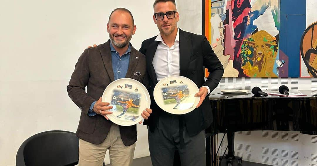 ヘルマン・デニスのインスタグラム：「#Germandenis ieri in serata a #segrate ho avuto il piacere di ricevere il premio FairPlay & football 2023 in riconoscimento alla mia carriera insieme al grandissimo giornalista Gianluca di Marzio e al direttore Ariedo # Braida  GRAZIE  #paoloamadeao #dadocucinotti」