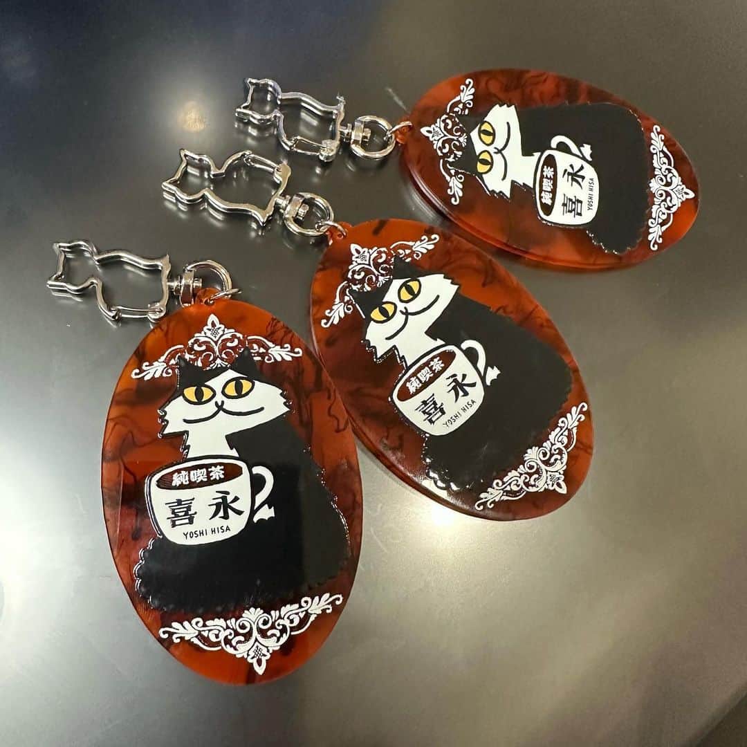 みずしな孝之のインスタグラム：「純喫茶・喜永の アクリルキーホルダーができました（非売品）。 よっちもびっくり！」