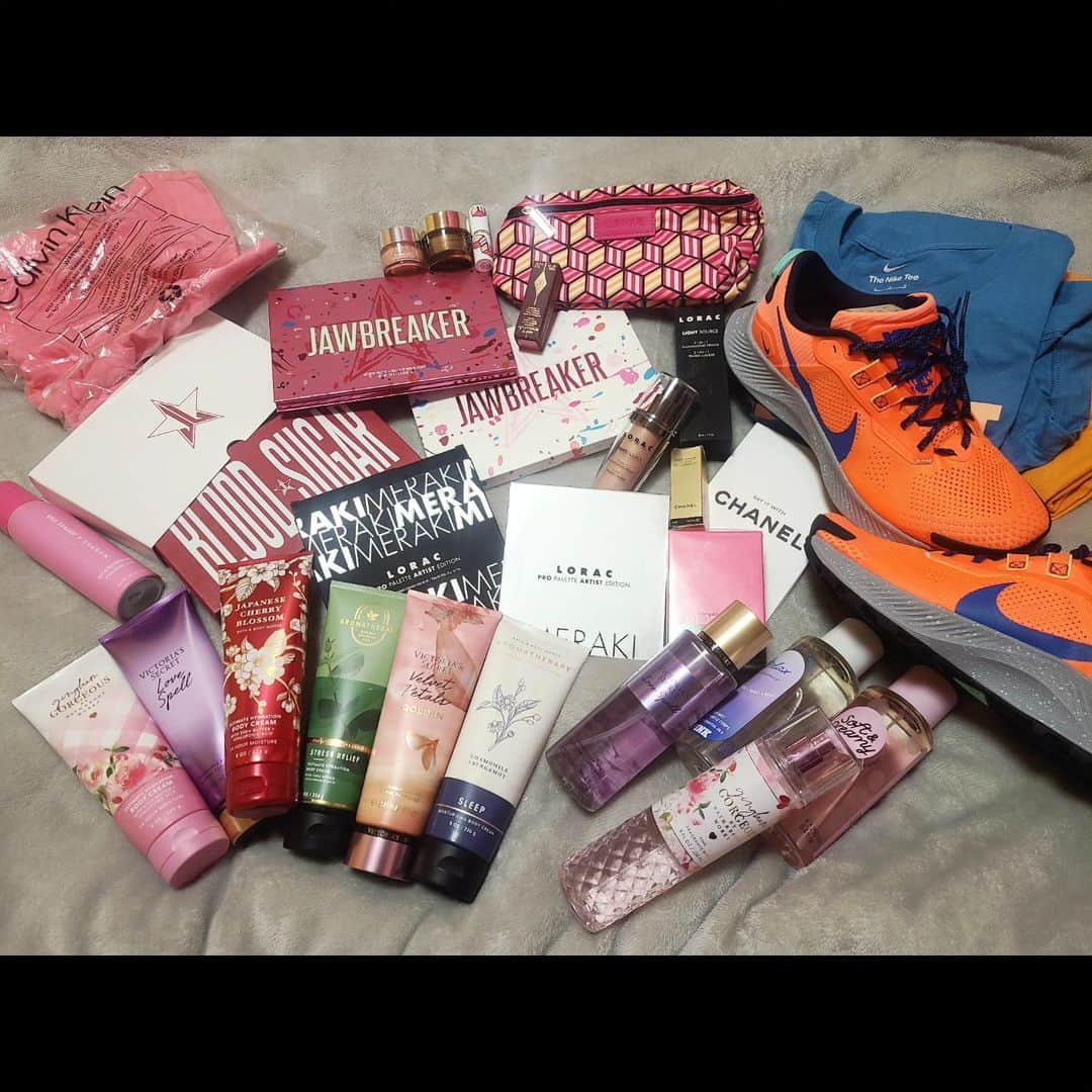 AYUMIKAMISAMAのインスタグラム：「From California⁡ ⁡⁡ ⁡⁡ ⁡#victoriasecrets ⁡ ⁡#calvinklein ⁡ ⁡#nike ⁡⁡ ⁡#charlottetilbury ⁡#jeffreestarcosmetics⁡ #clinique ⁡#chanel⁡ ⁡#lorac ⁡⁡⁡⁡#esteelouder ⁡ ⁡#mac」