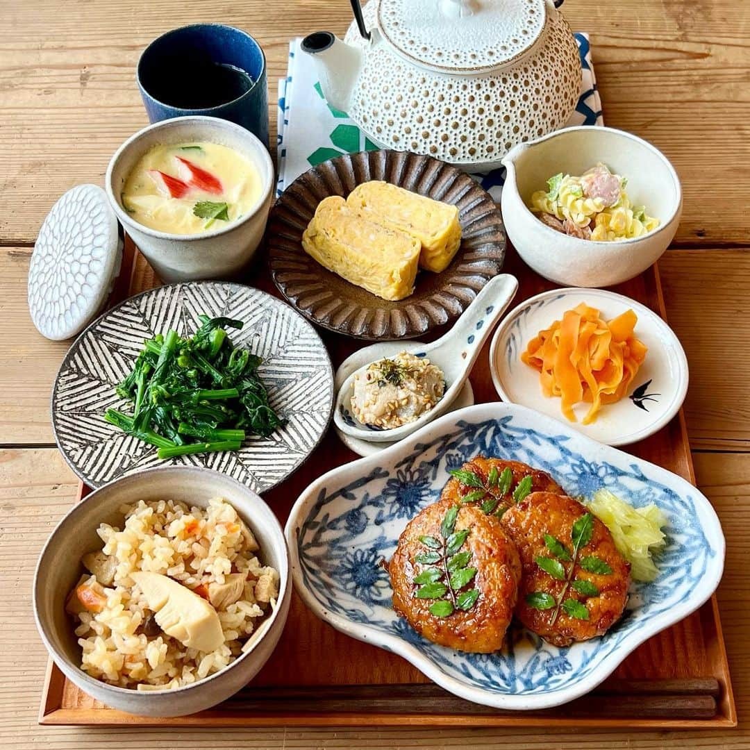 ひろσ(´～｀*)のインスタグラム：「☆ 🍴たけのこつくね 🍴たけのこごはん 🍴人参のリボングラッセ 🍴里芋ごまあえ 🍴ほうれん柚子胡椒草おひたし 🍴まかろにサラダ 🍴だし巻きたまご 🍴茶碗蒸し 🍴セロリ浅漬け ． ． いつかのごはんで こんにちは😃 この日は子供がいたので 品数多めのたけのこづくし定食でした ． ． 抜歯はあっという間に終わって 痛みもほぼなく 無事にすみほっとしてますが 来月にかけて歯医者だけでなく いろいろ病院通い等の予定が😅 立派なお年寄りになってきました😂 ． ． ・・・・・・・・・・・・・・・ #常備菜#作り置き #つくりおき#ごはん#おうちごはん#手作りごはん#マカロニメイト#てづくりごはん365#まごわやさしい #からだにやさしいごはん #体に優しいごはん#うつわ好き#器好きな人とつながりたい #晩御飯#晩ごはん#夜ご飯#よるごはん#たけのこご飯 #小澤基晴 #シモヤユミコ #japanesefood #japanfood #dinner #和食#dinnertime」