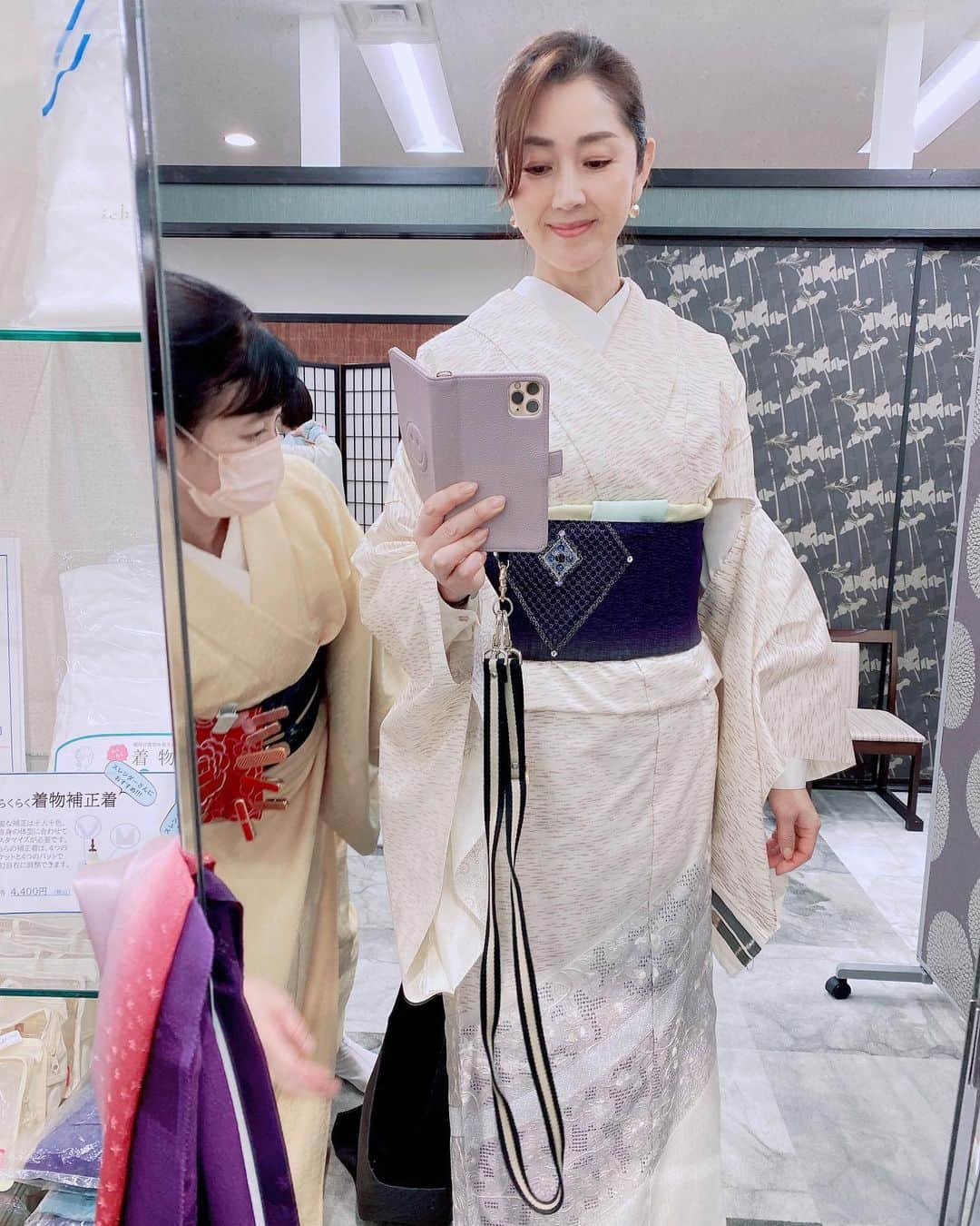 芦田桂子さんのインスタグラム写真 - (芦田桂子Instagram)「ささっとお着物着てお出かけしたい！🍽️ 箪笥に眠ってる母が仕立ててくれたお着物を無駄にしたくないと通い始めた いち留着付け教室 @ichiru_kimono_school   あっという間に織香ちゃんと上級クラスへ進級しました👏👘 @orikagram   これまで様々な着物雑誌をさせて頂いてる分、プロの着付け師さんがキレイに着せてくれるイメージが頭に残っている私  いざ、自分が着付けるとプロが着付けたラインとは全く違う😭 襟の合わせやおはしより、帯の型、帯揚げの形など、なかなか完璧にはいかないですね 慣れだとは思いますが、着付けは 本当に奥が深いです....  先日は新悦着物作家さんが作った大島紬を羽織らせていたさました 二枚目は上前に繊細なレースをあしらった白紬✨ 帯を変えるとまたイメージが変わって面白い♡  5枚目は銀座結び 簡単で粋な結び方です  新たに小紋、帯、絽のお着物を新調✨ 着物を購入するなんてなんだか大人の階段を登っちゃいました🙌  先ずは上級試験に合格せねば💪 キモ活👘メンバー募集中ですw  #着物  #きもの  #きものコーディネート  #kimono  #Japan #キモ活 #芦田桂子」5月23日 15時38分 - keiko_ashida