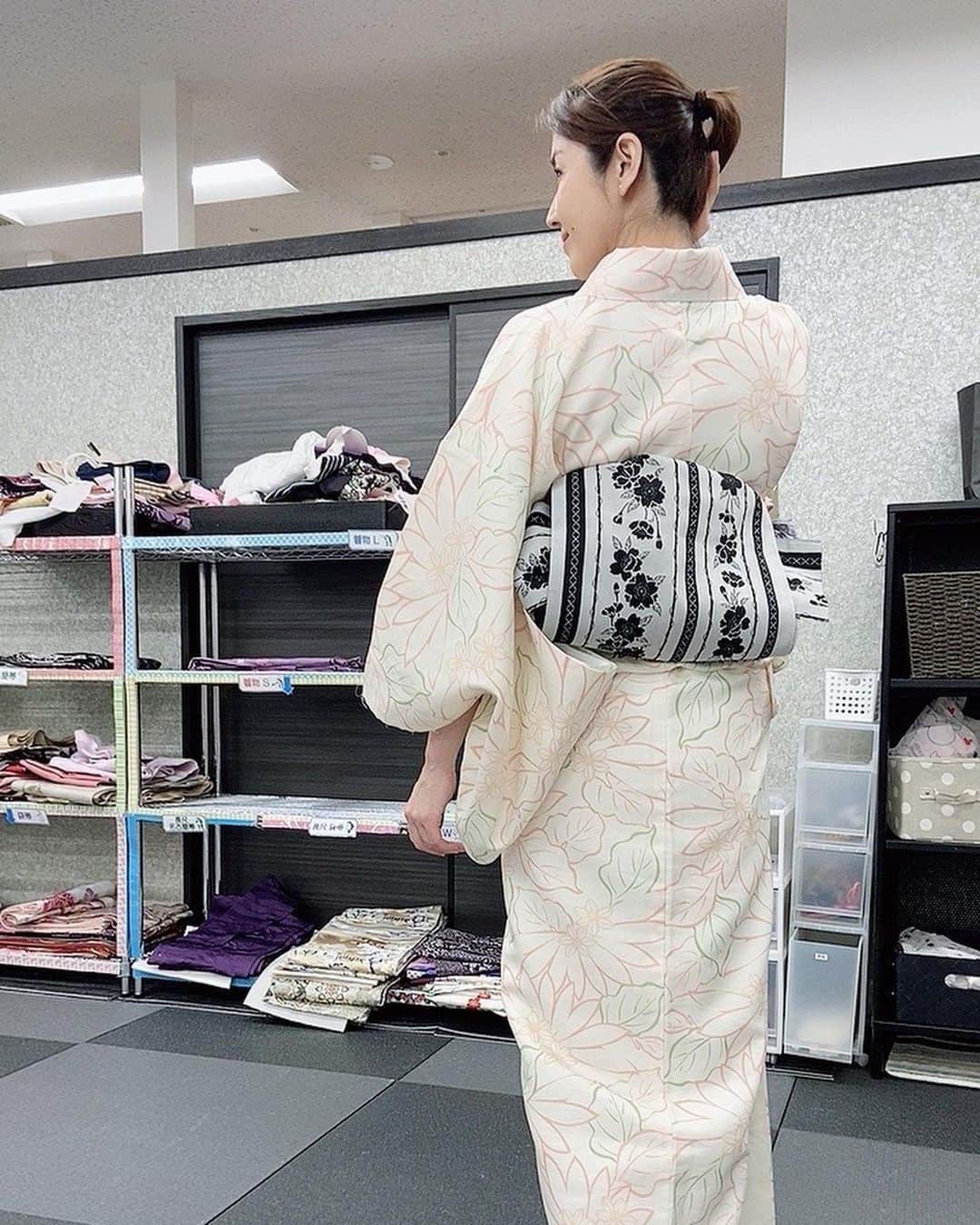芦田桂子さんのインスタグラム写真 - (芦田桂子Instagram)「ささっとお着物着てお出かけしたい！🍽️ 箪笥に眠ってる母が仕立ててくれたお着物を無駄にしたくないと通い始めた いち留着付け教室 @ichiru_kimono_school   あっという間に織香ちゃんと上級クラスへ進級しました👏👘 @orikagram   これまで様々な着物雑誌をさせて頂いてる分、プロの着付け師さんがキレイに着せてくれるイメージが頭に残っている私  いざ、自分が着付けるとプロが着付けたラインとは全く違う😭 襟の合わせやおはしより、帯の型、帯揚げの形など、なかなか完璧にはいかないですね 慣れだとは思いますが、着付けは 本当に奥が深いです....  先日は新悦着物作家さんが作った大島紬を羽織らせていたさました 二枚目は上前に繊細なレースをあしらった白紬✨ 帯を変えるとまたイメージが変わって面白い♡  5枚目は銀座結び 簡単で粋な結び方です  新たに小紋、帯、絽のお着物を新調✨ 着物を購入するなんてなんだか大人の階段を登っちゃいました🙌  先ずは上級試験に合格せねば💪 キモ活👘メンバー募集中ですw  #着物  #きもの  #きものコーディネート  #kimono  #Japan #キモ活 #芦田桂子」5月23日 15時38分 - keiko_ashida