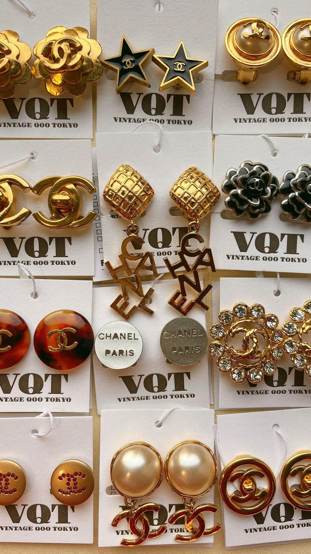 のインスタグラム：「Vintage Earrings you want🫶  ▼Customer service English/Chinese/Korean/Japanese *Please feel free to contact us! *商品が見つからない場合にはDMにてお問い合わせください   ▼International shipping via our online store. Link in bio.  #tokyovintageshop #오모테산도 #omotesando #aoyama #表参道 #명품빈티지 #빈티지패션 #도쿄빈티지샵  #ヴィンテージファッション #ヴィンテージショップ  #chanelvintage #chanel #vintagechanel #chanelearrings #샤넬귀걸이 #빈티지샤넬 #シャネルイヤリング」