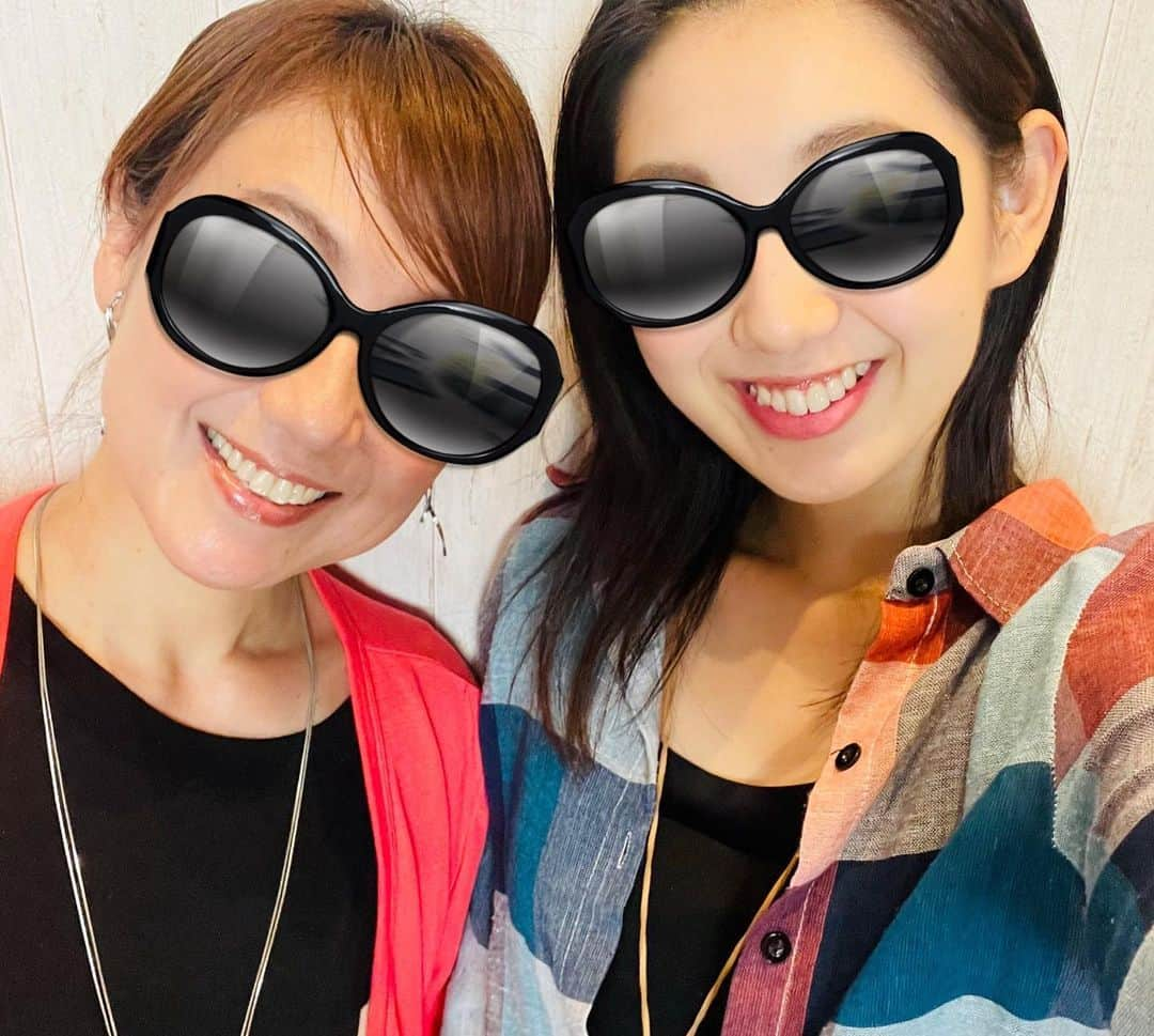 小林万希子さんのインスタグラム写真 - (小林万希子Instagram)「・  先日ヘアメイクアップアーティストの三浦愛さんに メイクレッスンをしていただきました♡ @hairmake_be   私はいつもメイクはテキトーで笑 娘はお仕事の為にセルフメイクを学びたいとの事で ペアレッスン✨💄  愛先生はメイク初心者の娘に 化粧水をつける基礎ケアから ファンデーション、眉やリップの塗り方まで、 順番に丁寧に分かりやすく教えて下さっていました♡ 愛ちゃんありがとうー❤️  以前、私はオンラインで愛先生からメイクレッスンを受講した事があるのですが 「全然できてません」と怒られる始末🤣ww  やっぱり眉が難しいですよね〜💦  いろいろとわかった娘は大喜びで 帰りは早速メイク用品を見に行ってました🙏💕  ヘアメイクのキャリアがかなり長い愛先生✨  素晴らしい技術をもっていて この春からは専門学校の講師になられるとの事で 今私のトーキングレッスンにも通ってくださっています✨✨  ヘアメイクには定評がありますが 講師業はここからスタート！  愛先生頑張ってねー😊💕 応援してます！  ☆☆☆☆☆☆☆☆☆☆☆☆☆  メイクのペアレッスンならお忙しい合間に開催してくださるそうです。  ご希望のある方はお繋ぎしますね💕  ☆☆☆☆☆☆☆☆☆☆☆☆☆  きちんとメイクした私達 キリリとはっきりしてて いつもとちょっと違うでしょ😘✨  最近、目から下がそっくりになってきたそうです！笑 いかがですかー？🤣  #ヘアメイク  #ヘアメイクアップアーティスト  #メイクは魔法  #メイクは楽しい 💕 #眉が生まれ変わる  #眉が難しい」5月23日 15時43分 - macky1218