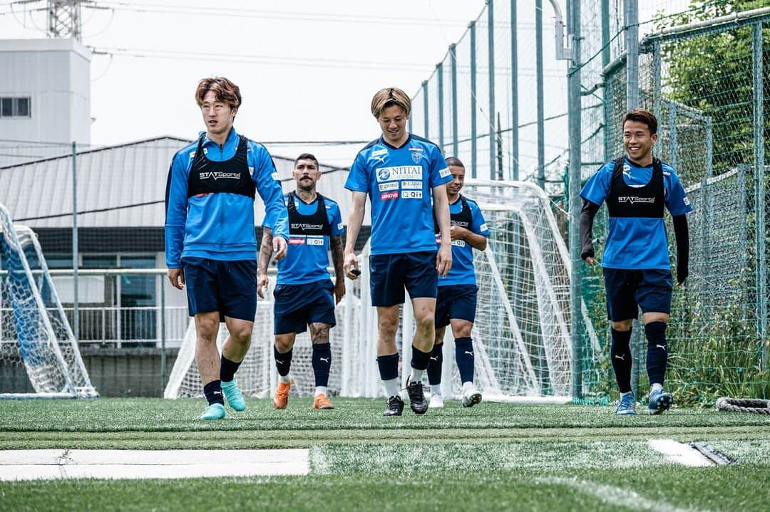 横浜FCさんのインスタグラム写真 - (横浜FCInstagram)「. TRAINING  #yokohamafc  #横浜FC #Jリーグ #JLEAGUE #HAMABLUE #岩武克弥 #高井和馬 #山下諒也 #和田拓也 #山根永遠 #坂本亘基 #林幸多郎 #永井堅梧 #ヴァンイヤーデンショーン #宇田光史朗 #清水悠斗 #高塩隼生  #近藤友喜 #新井瑞稀 #橋本健人 #長谷川竜也 #ユーリララ」5月23日 15時44分 - yokohamafc_official