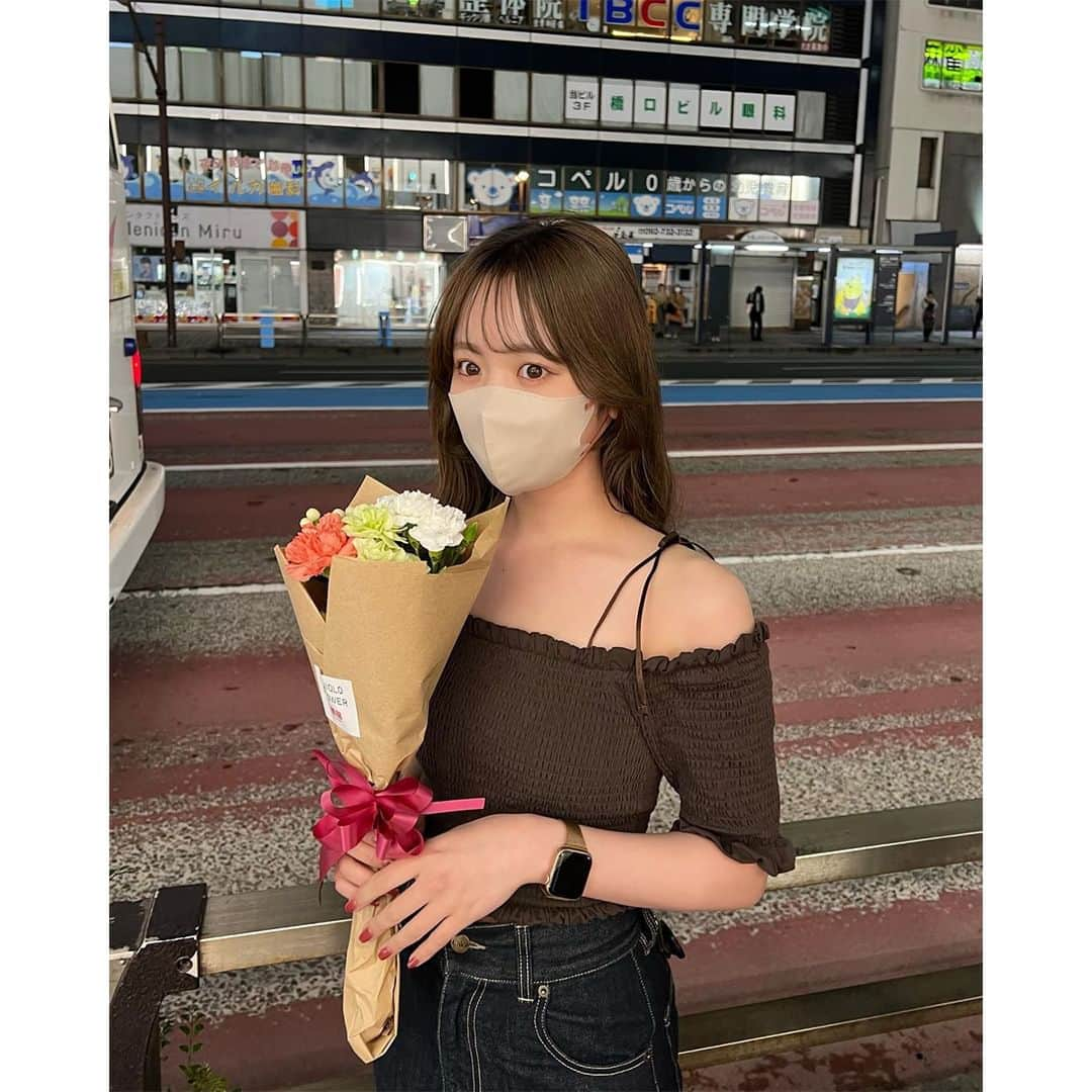 PATRA magazineさんのインスタグラム写真 - (PATRA magazineInstagram)「【自宅用＆プレゼントにも♡ユニクロフラワー💐】  店舗が増えているUNIQLOフラワー🌸  1束390円から買えてラッピングやブーケにすることもできるよ💕  お洋服を見るついでに、お花も買っていこう💐  ＼ thank you 🦢 ／ @__r_n_k_oo0 / @_alice.1125_ @mii_154_ / @s.noco__ @to_kki___ / @c___kanna_ @hikono0909  今みんなの中で流行っている事やアイテムがあれば @patra__jp をタグ付けしてぜひ教えてね🔔  皆さんのすてきな投稿をぜひ紹介させてください！    #ユニクロフラワー  #ユニクロ  #都内お花屋さん  #都内花屋  #💐 #ブーケラッピング」5月23日 15時46分 - patra__jp