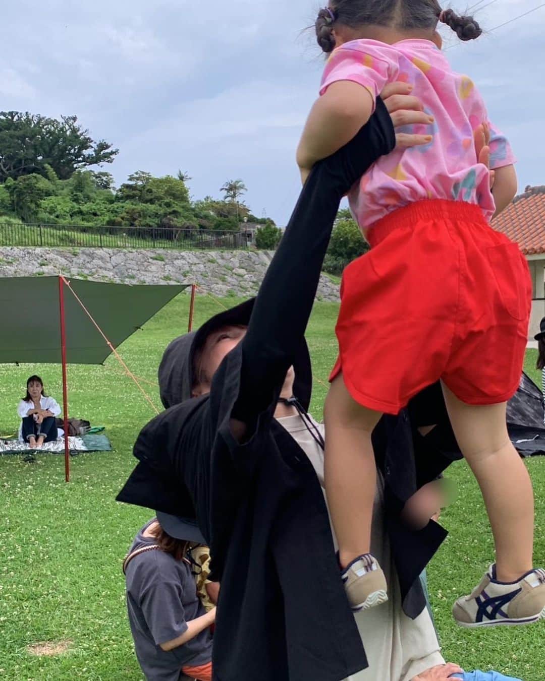 糸数美樹のインスタグラム：「はじめてぃぬ親子遠足でした！！  かーちゃんとーちゃんの方がはしゃいでしまいました😅  わたし的にうしろのみえこがツボで写真見返すたびに笑ってまう笑笑  いやーそれにしても先生方すごい👏 体力つけなきゃな、と思った1日でした💯」