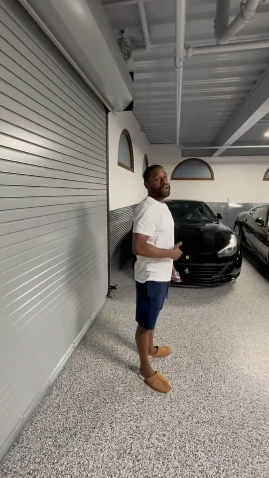 フロイド・メイウェザー・ジュニアのインスタグラム：「The Money Team got homes all over the planet. At this particular property it’s 17 cars in a 30 car garage. The two other garages hold 5 cars each. I like to call it May Theft Auto.」