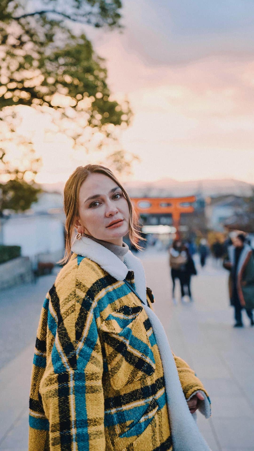 ルナ・マヤのインスタグラム：「Cuaca super dingin di Jepang memang bikin daftar concern kulitku bertambah, nggak cuma sekadar waspada kulit kering dan jahatnya sinar UV aja, tapi aku juga fokus banget sama penguatan skin barrier dan keremajaan kulitku.  Semua terjawab dengan kebaikan Tranexamic Acid yang ada di Bright Essence Body Lotion dan Kakadu Plum pada Bright Essence Body Serum, buktikan sendiri deh!  #WithFloWeGlow #SkincareTubuhmu #FlowhiteBeauty」