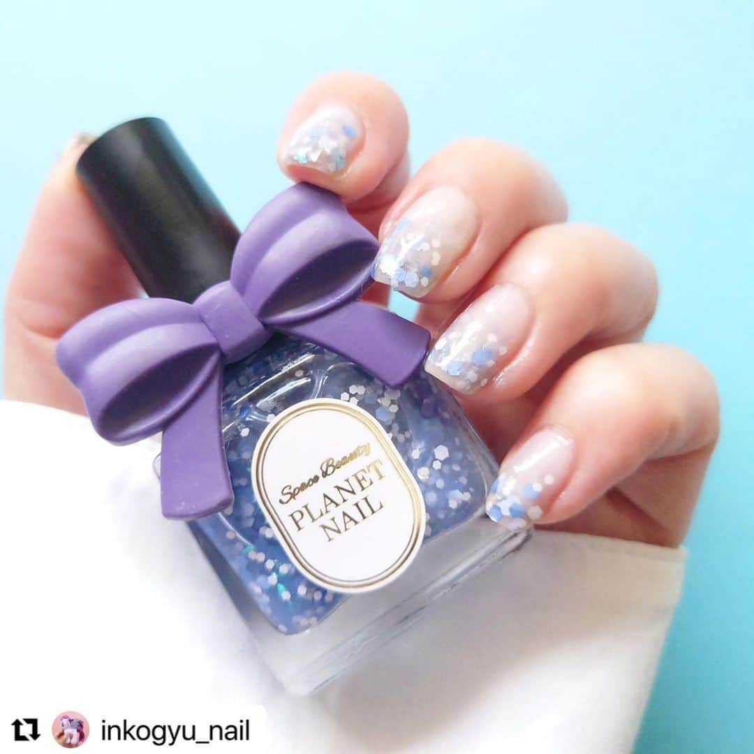 【PLANET NAIL（プラネット ネイル）】公式のインスタグラム：「✰✰✰ ━━━━━━━━━━━━━━━ @inkogyu_nail さま♡  PLANET NAIL ラメネイル PLB26  天飛ぶ光の羽衣 を使った透け感ネイルデザインのご紹介ありがとうございます👩‍❤️‍💋‍👩✨  夏と言えば　ホワイト&ブルー 両カラーが散りばめられたキラキラネイル🩵 🩷 ╍ ╍ ╍ ╍ ╍ ╍ ╍ ╍ ╍ ╍ ╍ ╍ ╍ ╍ ╍ ╍ ╍   いまさらながら 新パケも可愛い🎀  PLANET NAIL @planet.jp PLB26 #天飛ぶ光の羽衣  NAILHOLIC @nailholic_kose WT038  #プラネットネイル #planet_jp #ネイルホリック #セルフネイル部 #nailholic #nailholic_kose #selfnail #nailstagram #polish #💅  #inkogyu_nail_202305」