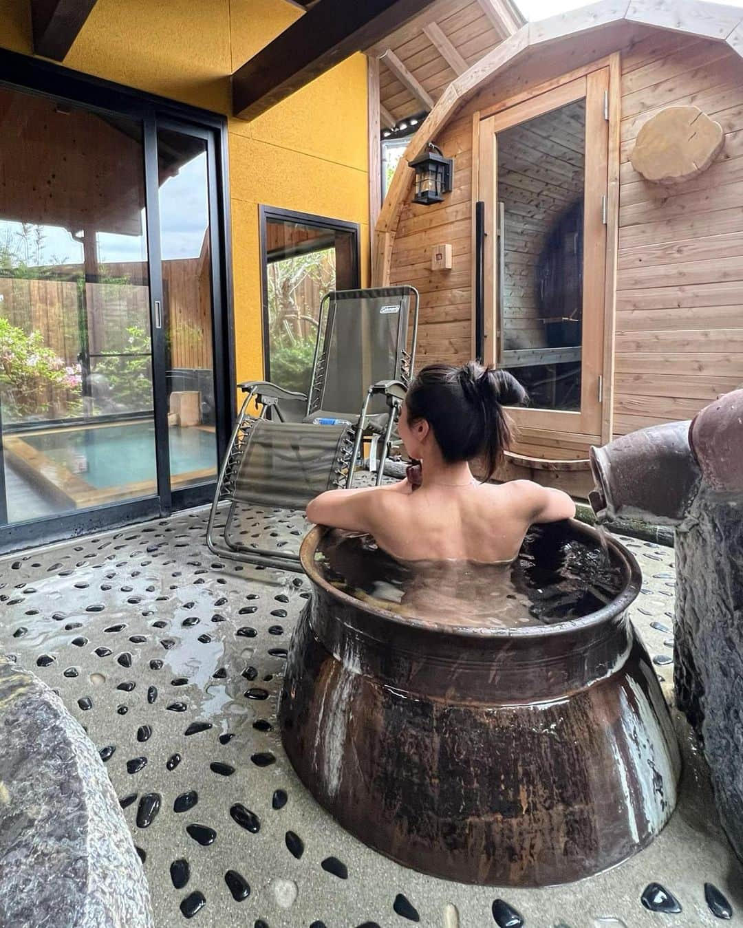 若尾綾香さんのインスタグラム写真 - (若尾綾香Instagram)「☆ 🧖‍♀️♨︎ 釜風呂。 サウナがメインなので水風呂のが大きい。 4枚目の背中が逞しい若尾。 肩甲骨を下げる筋トレしたら 背中鍛えられて胸も開いて効果大だった！  #温泉旅#温泉女子 #サウナ#釜風呂 #若尾綾香のひとり旅  #sauna#Japan#Japantravel#japansauna」5月23日 16時03分 - ayaka_wakao