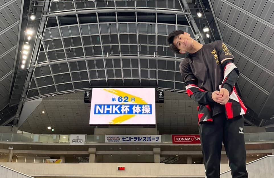 橋本大輝のインスタグラム：「. 全日本選手権に続いてNHK杯も優勝しました🏆  内容は満足のいくものではありませんでしたが、次に向けて頑張ります！  笙子ちゃんおめでと！💐  #NHK杯 #3連覇 #男女アベック優勝 #悔しい #茉愛さんとぱしゃり」