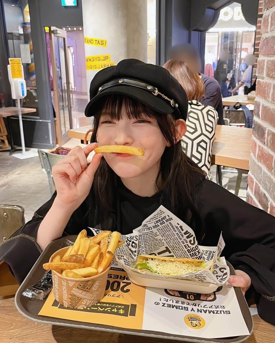 菅田愛貴のインスタグラム：「. 三日月スマイル🌙  #菅田愛貴 #smile #potato」