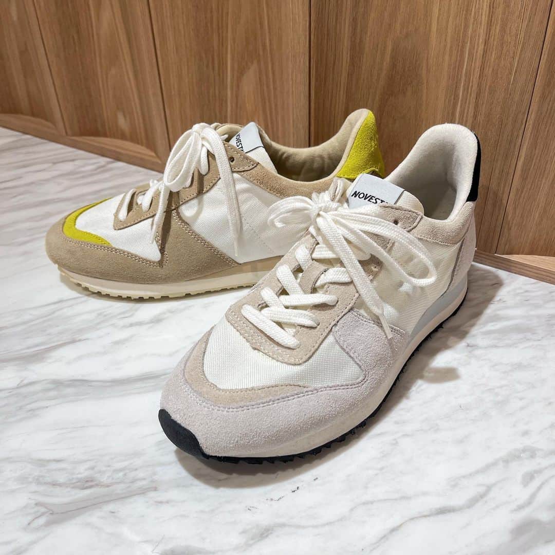 デミルクス ビームス 新宿のインスタグラム：「. 👟 @novesta_japan 🏃‍♀️  毎シーズンご好評頂いている、"NOVESTA MARATHON"シリーズ。  今シーズンは定番のホワイトカラーと、ライムグリーンが入った別注カラーをご用意しております！ 大人カジュアルに、マストアイテムです👟  (左) NOVESTA × Demi-Luxe BEAMS / 別注 MARATHON スニーカー 〈64-31-0016-191 ¥25,300-〉  (右,2枚目) NOVESTA MARATHON スニーカー 〈64-31-0046-191 ¥24,200-〉  #demiluxebeams #デミルクスビームス #demiluxebeams_shinjuku #BEAMS #ビームス」