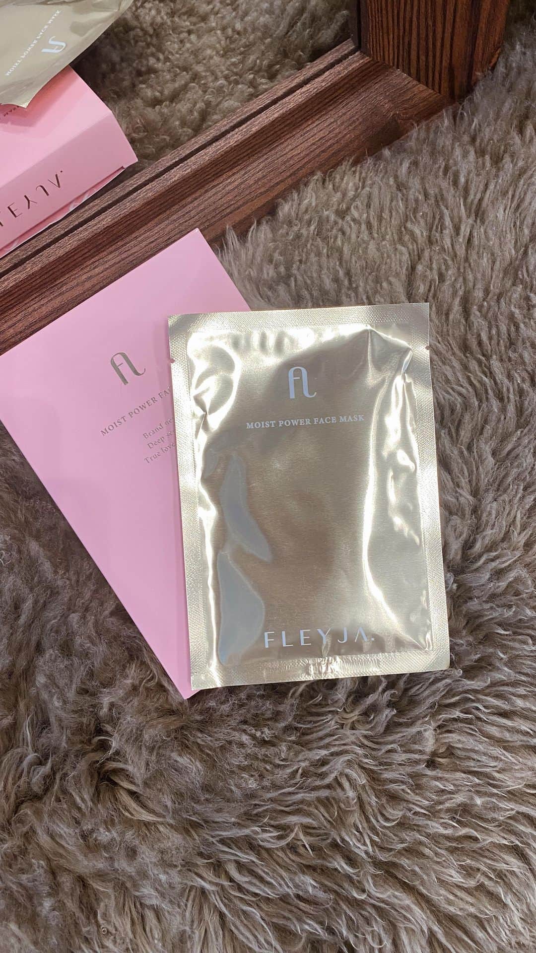 のインスタグラム：「@fleyja.goddess 🕊 女神様のfacemask🤍再入荷されて、 使うのを楽しみにしていたんだーー💕💕 水分がたっぷり補給されて、つやつやもちもちになれたよ🫶たっぷり入っている美容液は全身に💆‍♀️  @malia_xxx さんの作るアイテムはどれも間違いなく綺麗になれちゃう☺️💗🫶 パッケージも可愛くてモチベーション上がります🐈💕  お肌を生き生きとさせるオリーブエキス🫒 ポリフェノールやビタミンEが含まれるオリーブ果実エキス、オリーブ果実油がお肌に潤いとツヤを🪞 ドクダミエキスをたっぷり配合してあって、お肌本来のバリア機能をサポートしてくれます。リポソーム化された16種のアミノ酸がお肌の土台にしっかりと水分を補給💧豊富なミネラルを含有した海のパワー成分も優しくお肌をいたわり健康的なお肌に導いてくれます🕊また、お肌に優しい密着感純綿シートが水分を長時間保持してくれて心地よくフィットしてくれるので、 お肌にたっぷり美容液を届けてくれます🫶 お肌が整うと心も嬉しいよね☺️🌸 #FLEJYA#フェイスマスク#スキンケア」